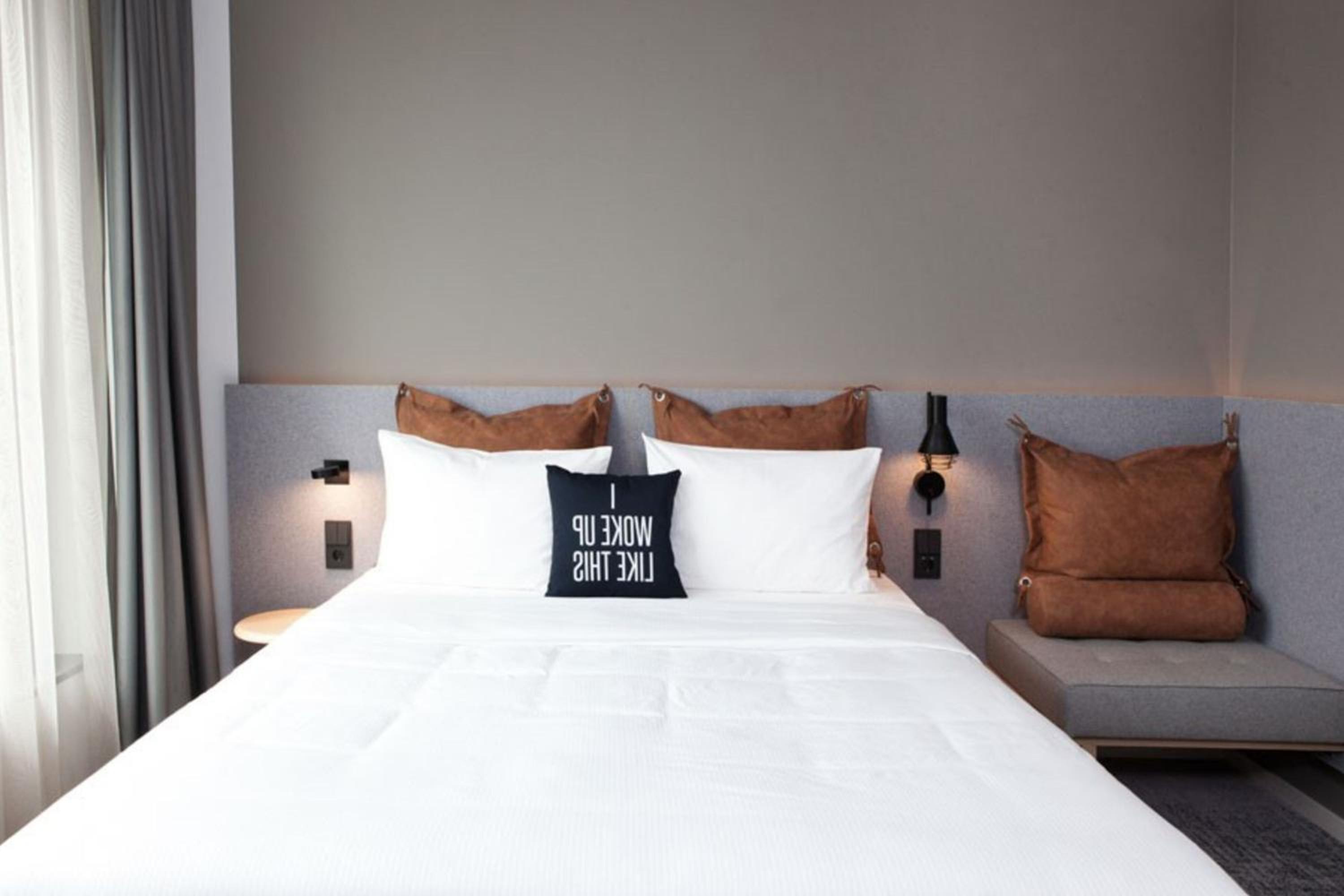 Moxy, Guest Room with 1 Queen, Inland view thumbnail 5