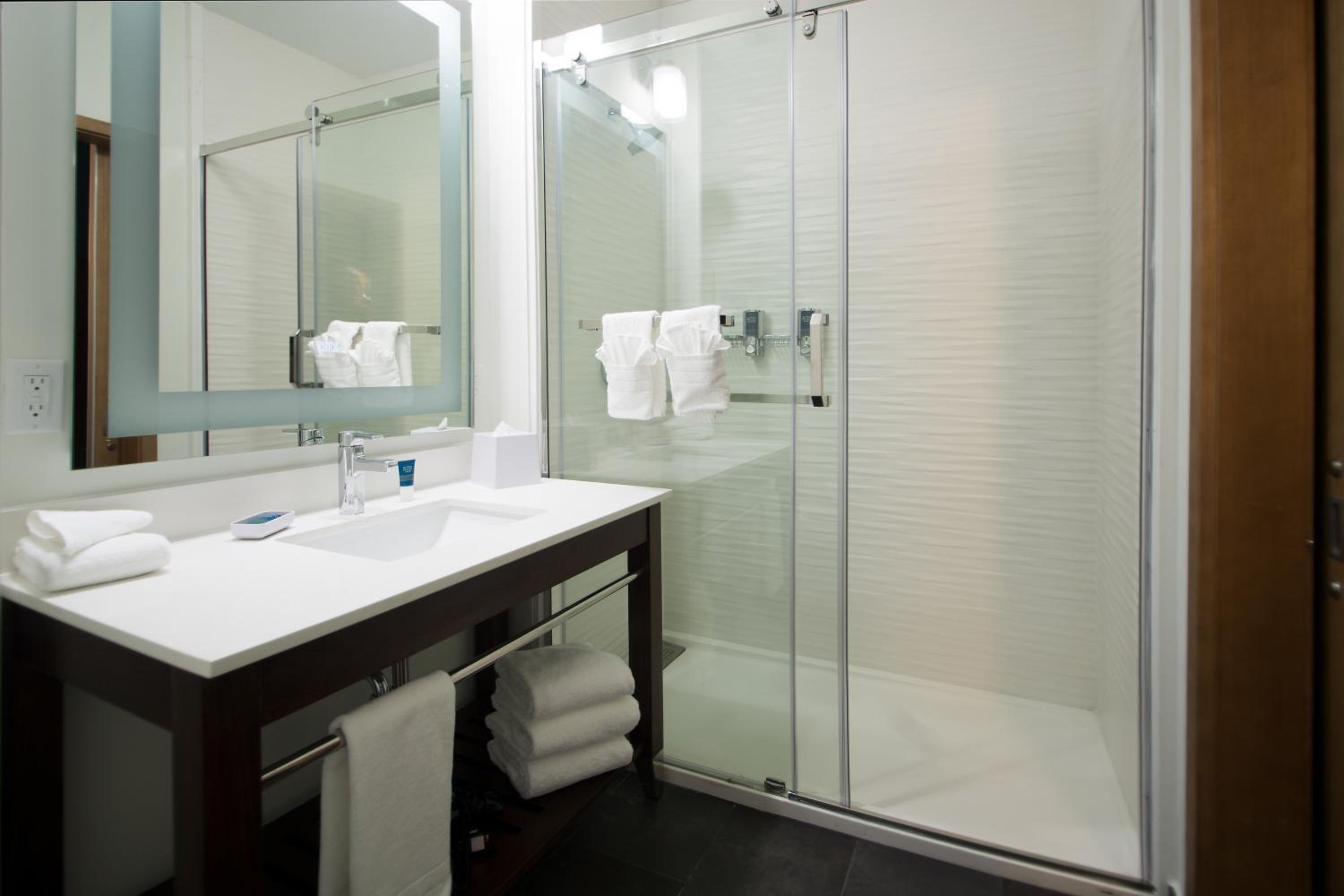 Larger Guest room, 2 Queen