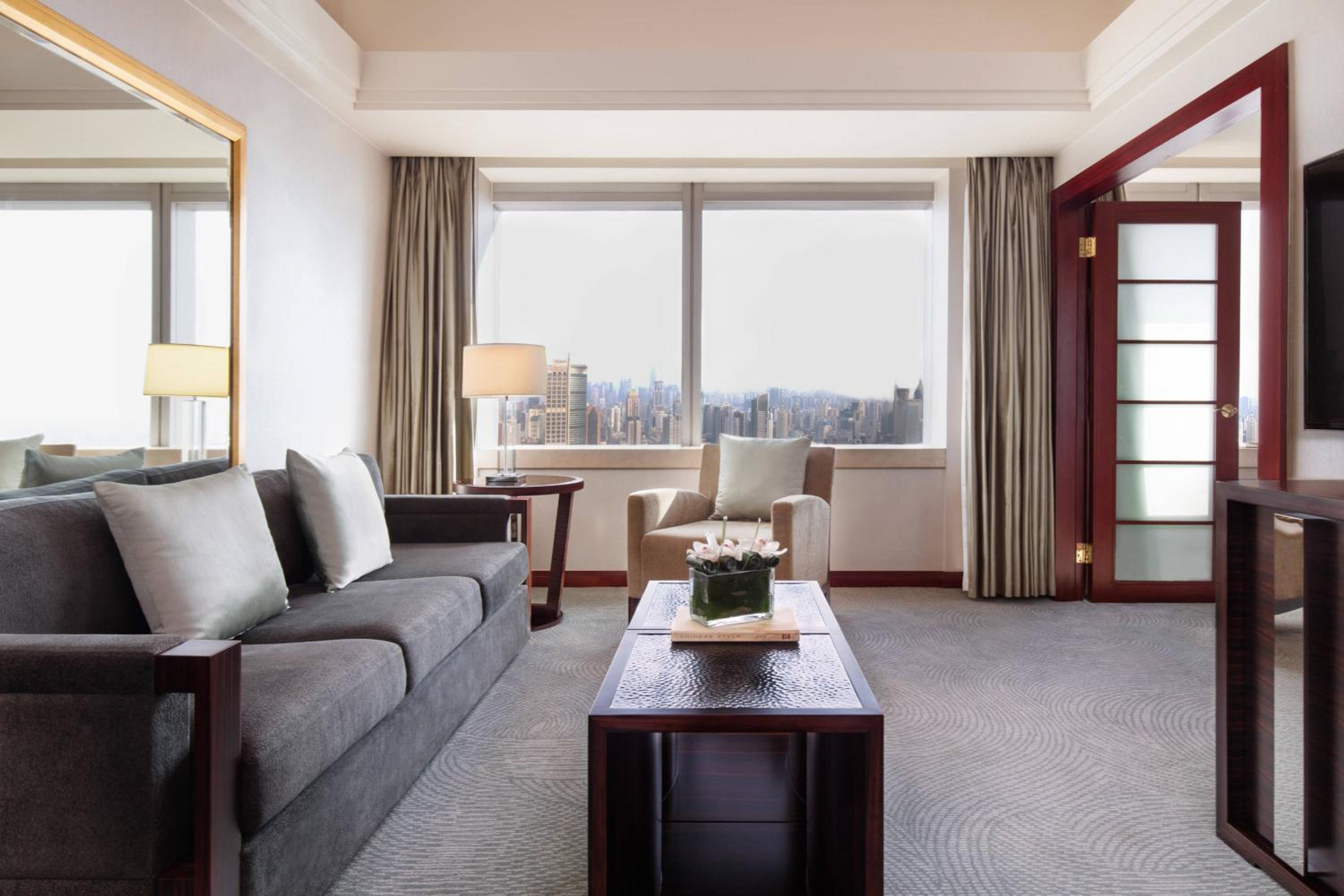 Executive Level King Suite with Sofa Bed and Skyline View, photo 6