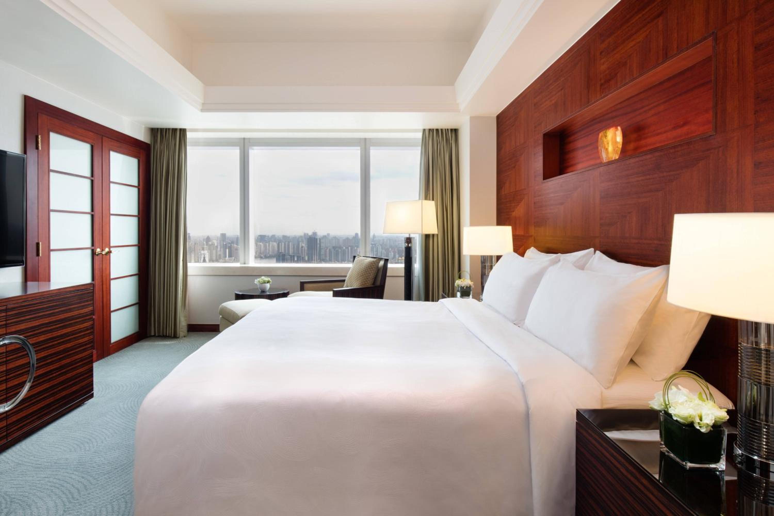 Executive Level King Suite with Sofa Bed and Skyline View photo 1
