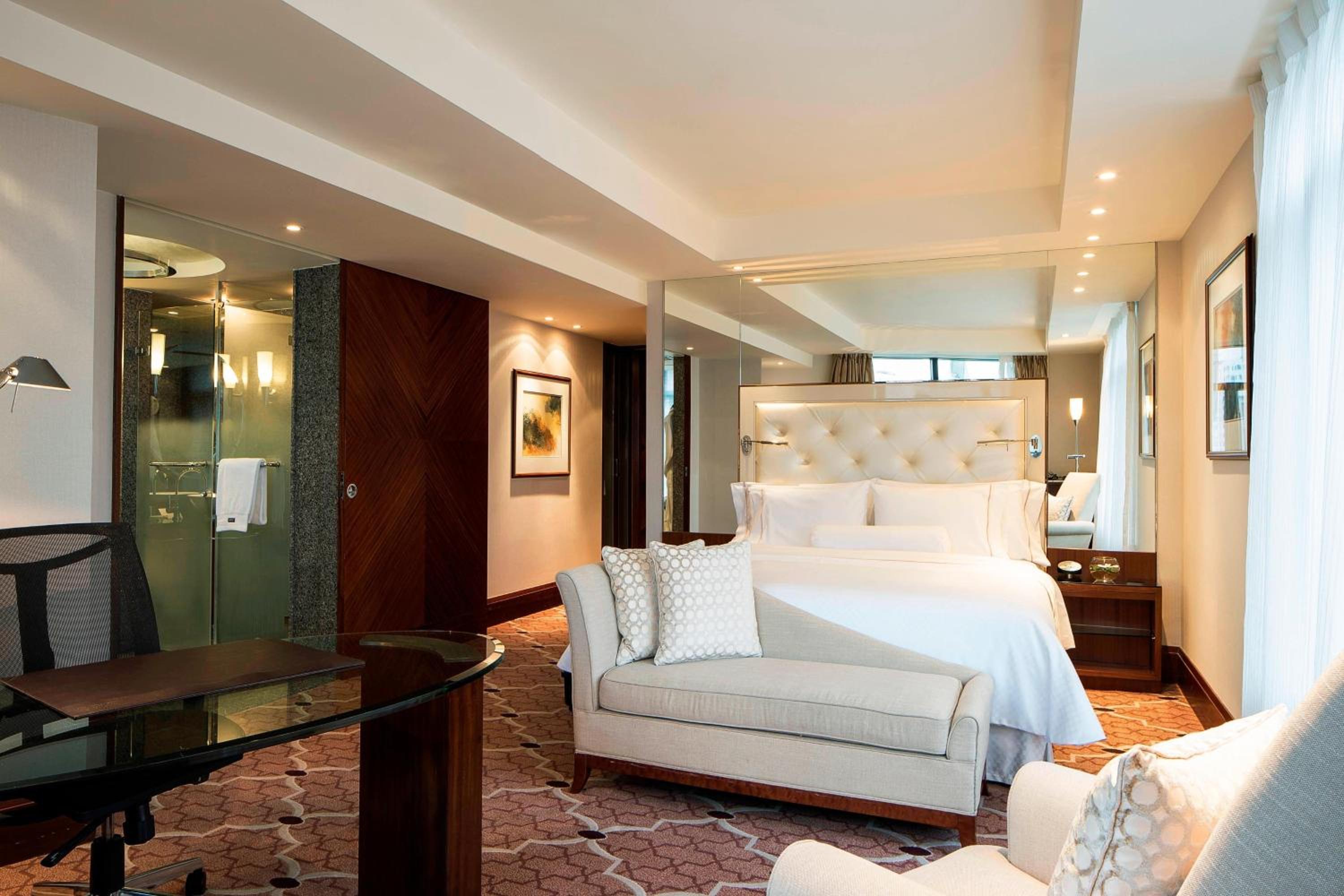 Crown Deluxe King Room photo 2