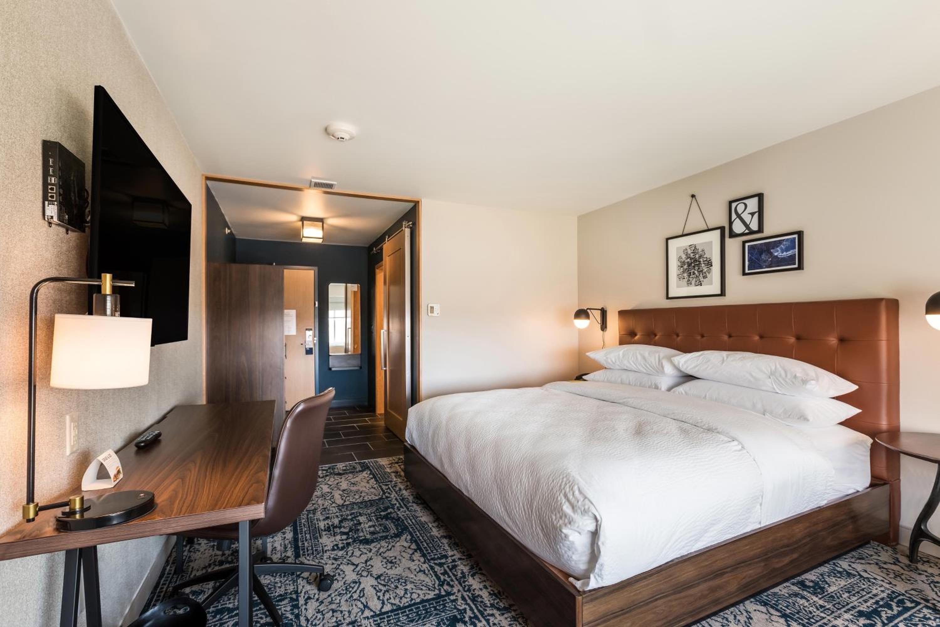 Traditional King Room - Hearing Accessible - Photo 6