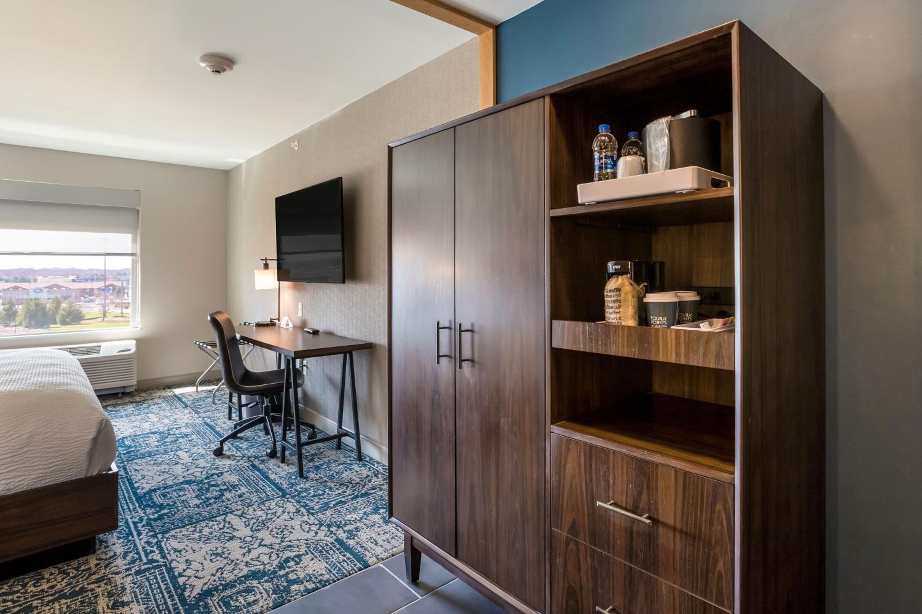 Traditional King Room - Hearing Accessible - Photo 1