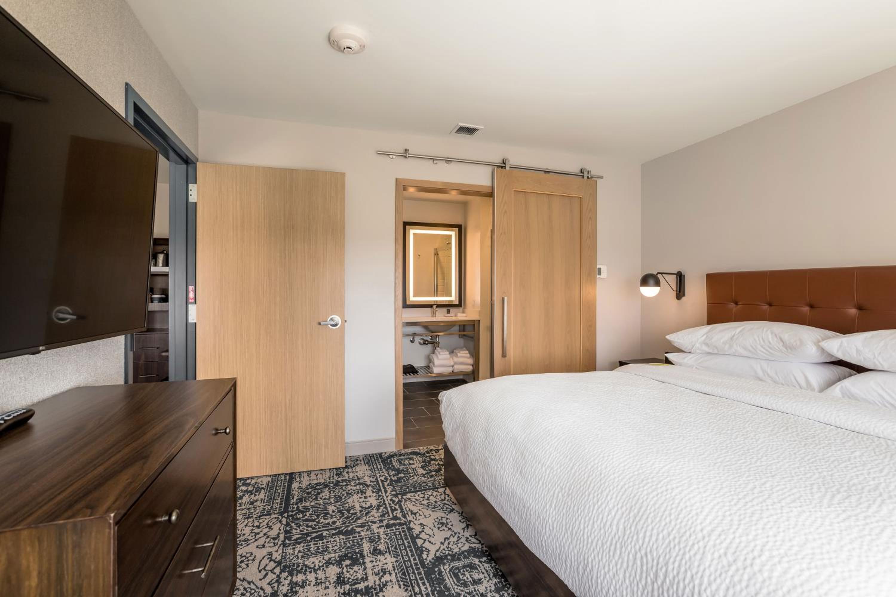 Suite, 1 King, Sofa bed, City view photo 1