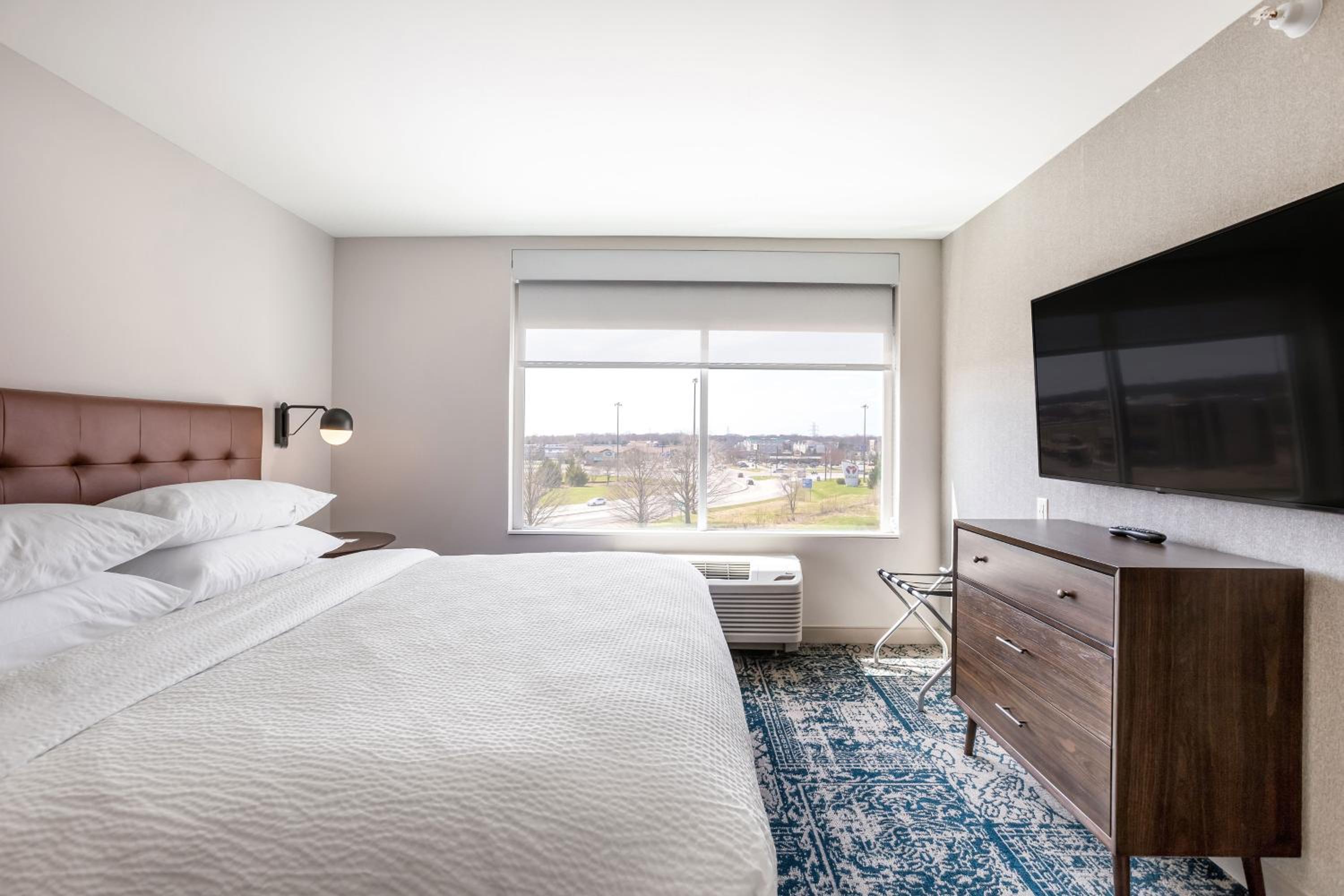 Suite, 1 King, Sofa bed, City view photo 2