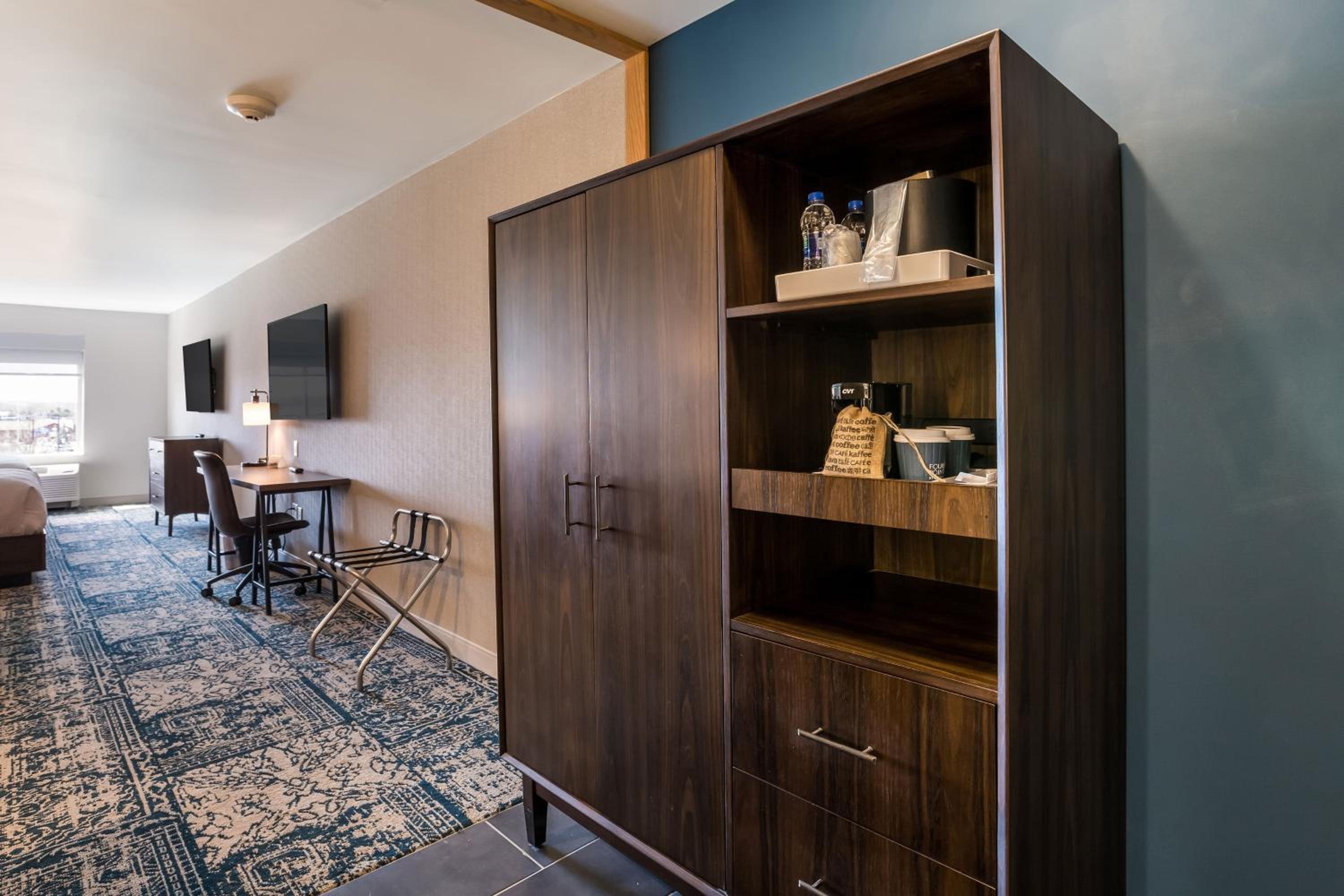 Suite, 2 Queen, Sofa bed, City view - Photo 1