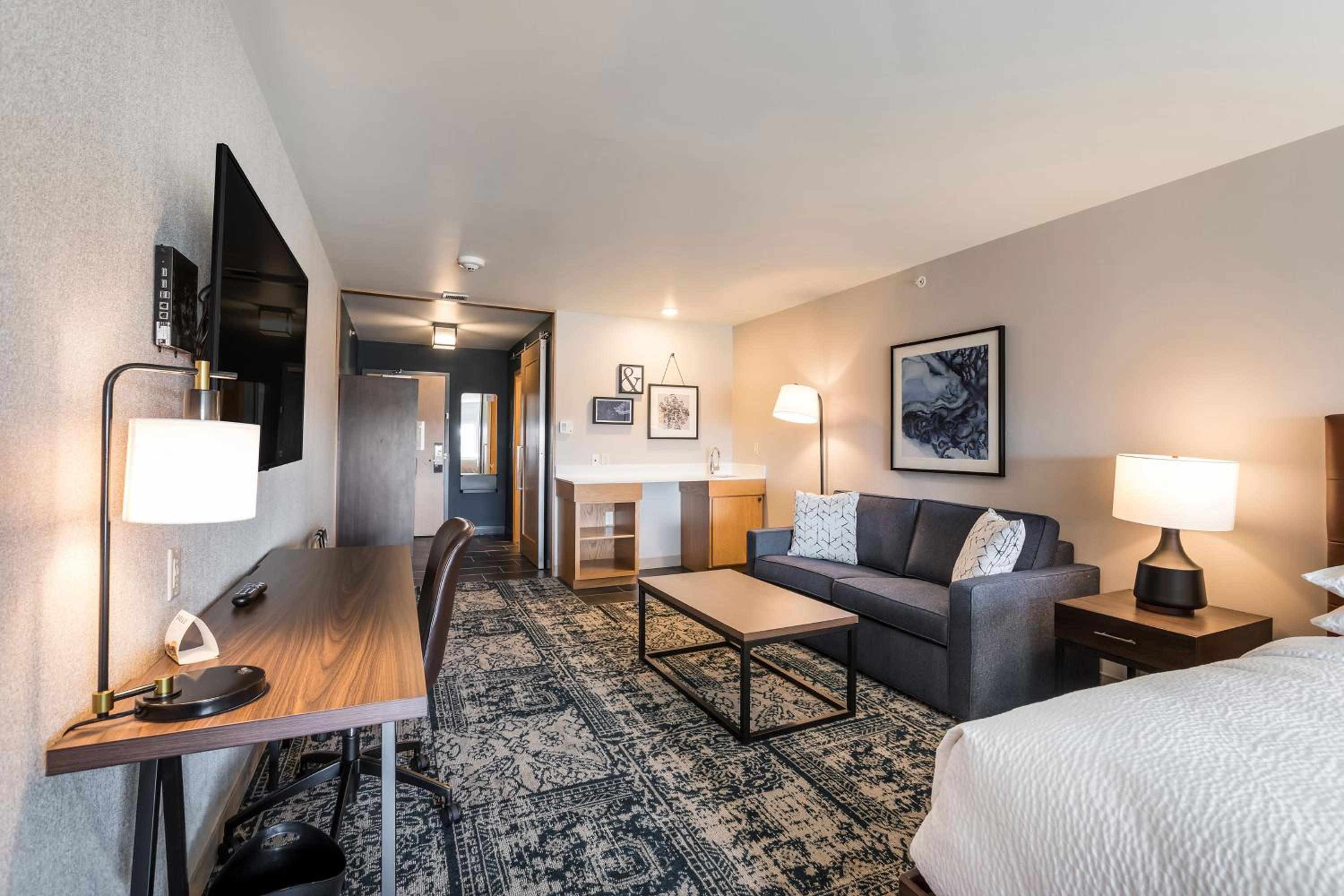 Suite, 2 Queen, Sofa bed, City view - Photo 2