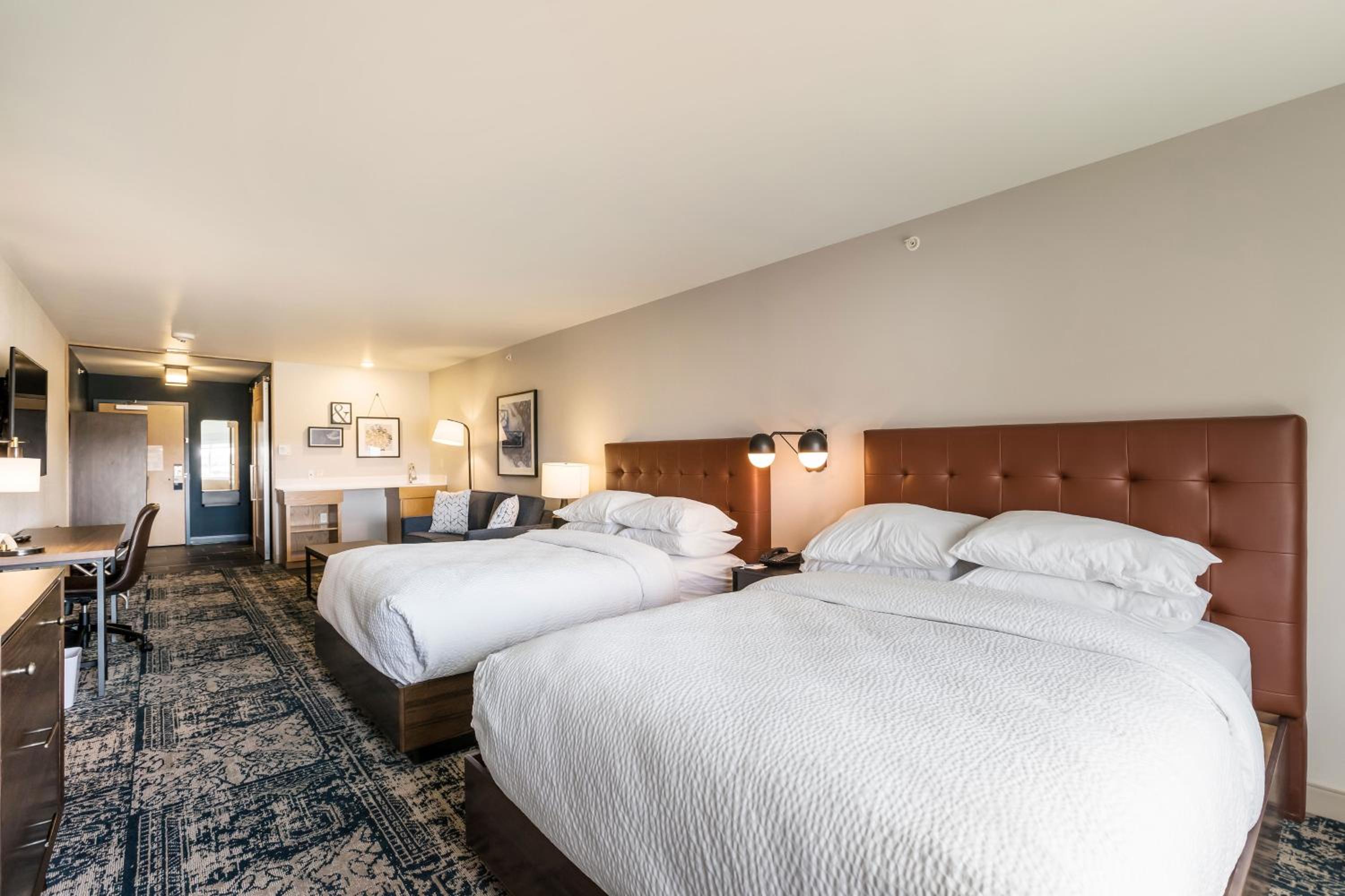 Suite, 2 Queen, Sofa bed, City view - Photo 3