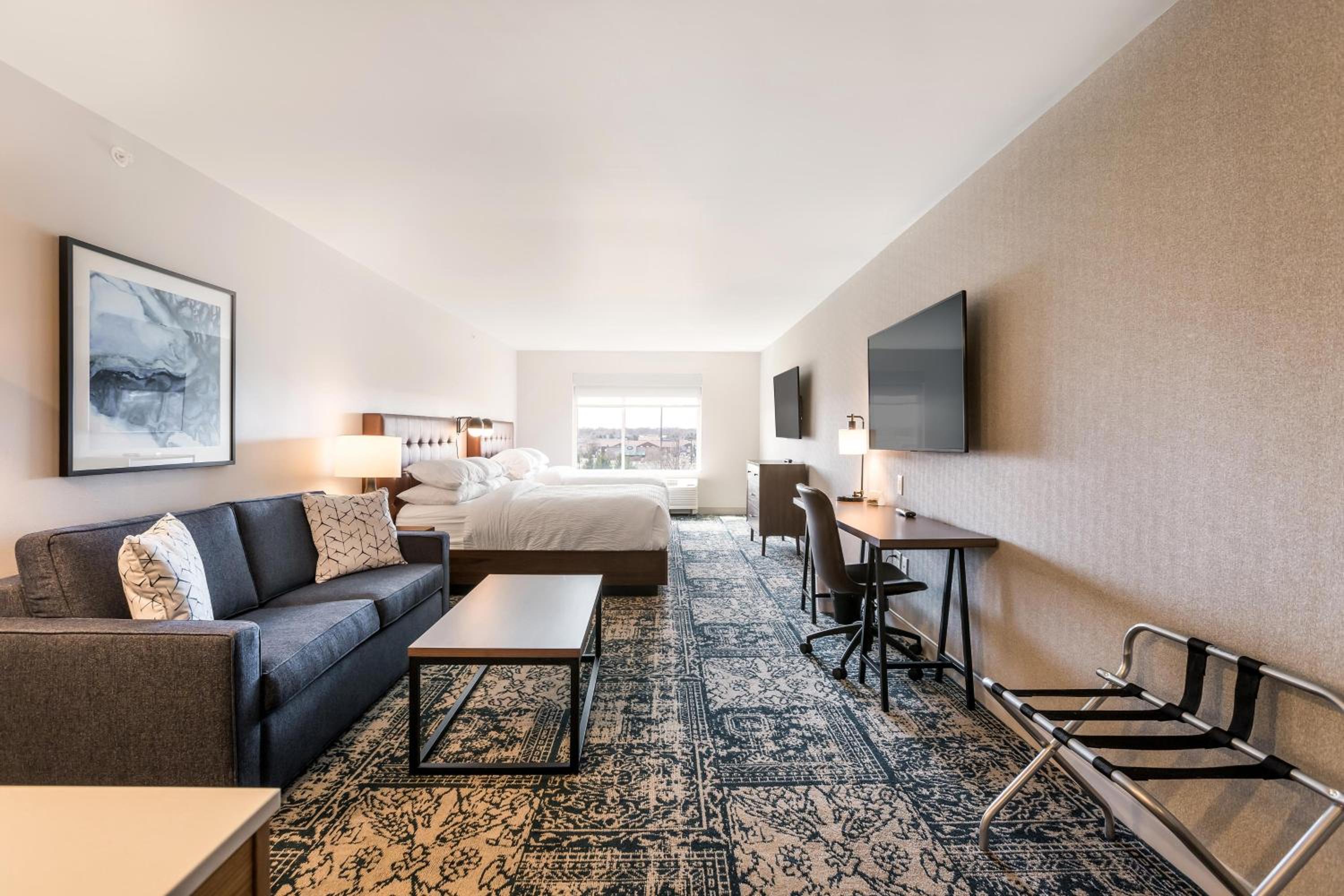 Suite, 2 Queen, Sofa bed, City view - Photo 4