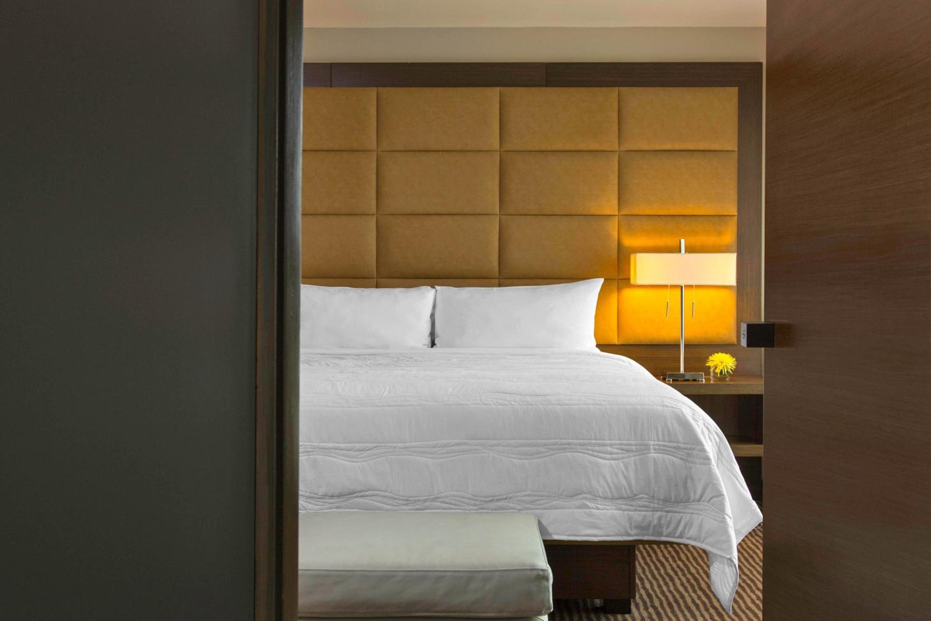 Diamond Suite, Club lounge access, 1 Bedroom Larger Suite photo 3