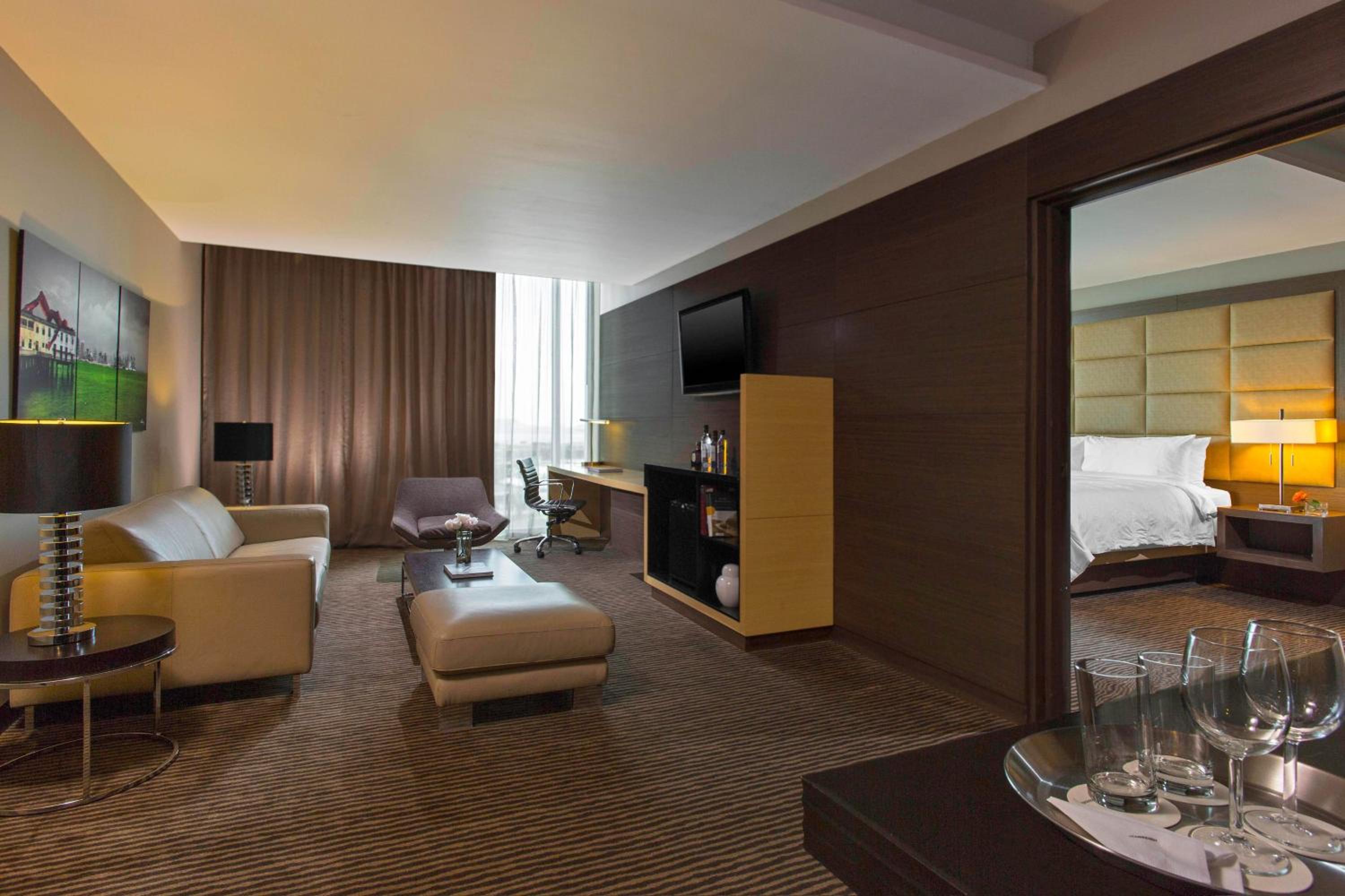 Platinum Suite, Club lounge access, 1 Bedroom Suite, 1 King photo 3