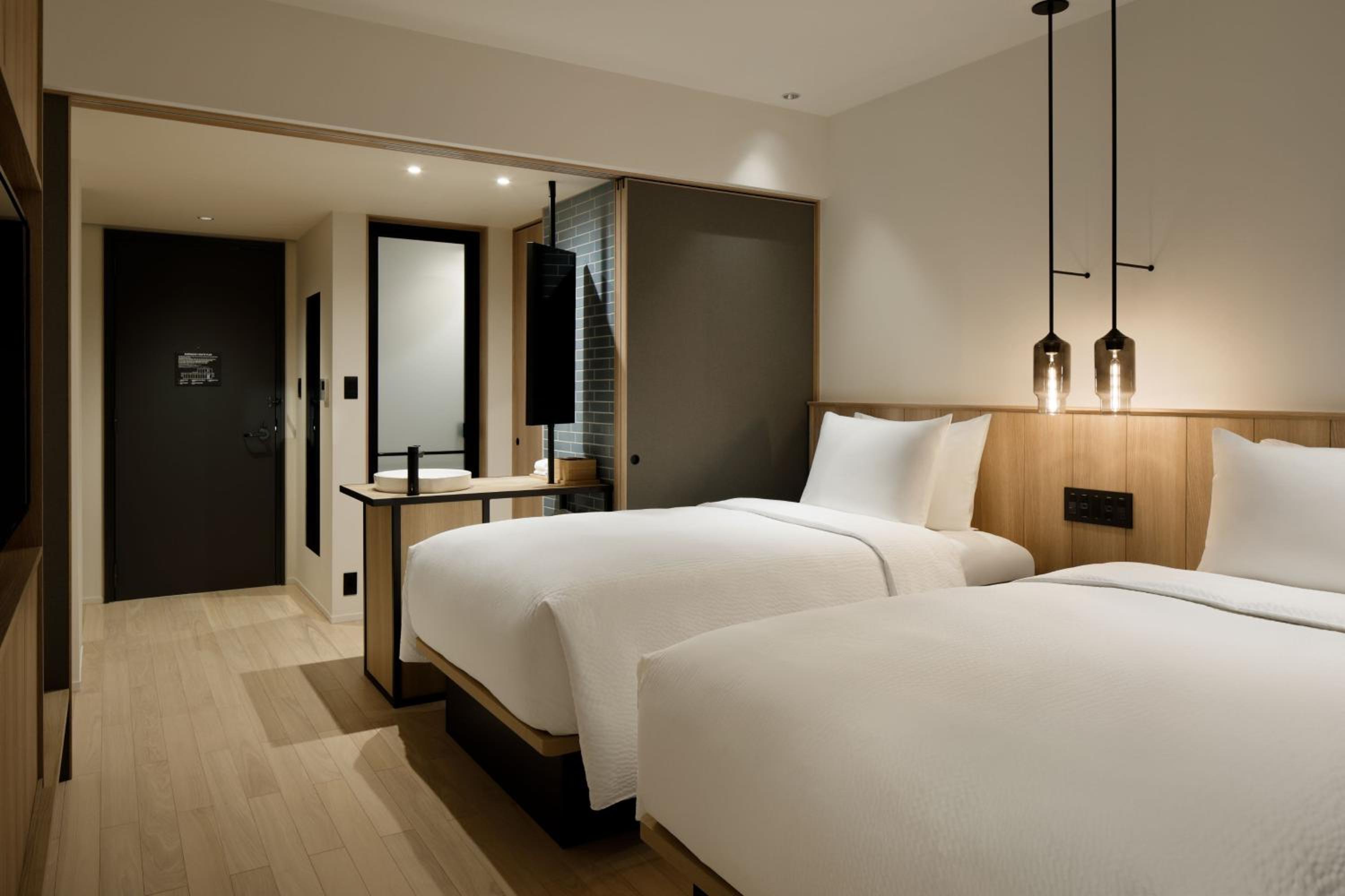 Standard Guest Room with Two Twin Beds - Photo 8