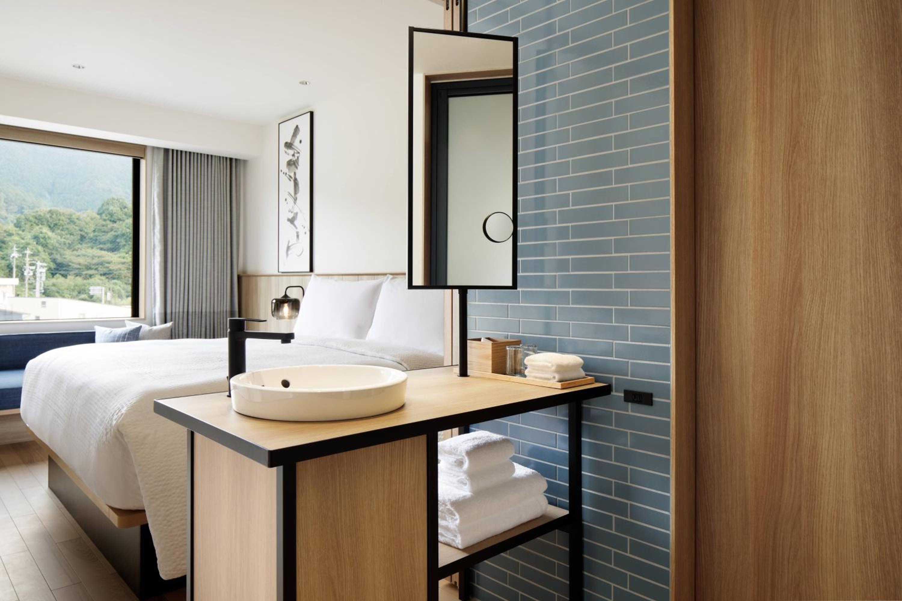 Standard  Guest Room  with  King Bed - Photo 4