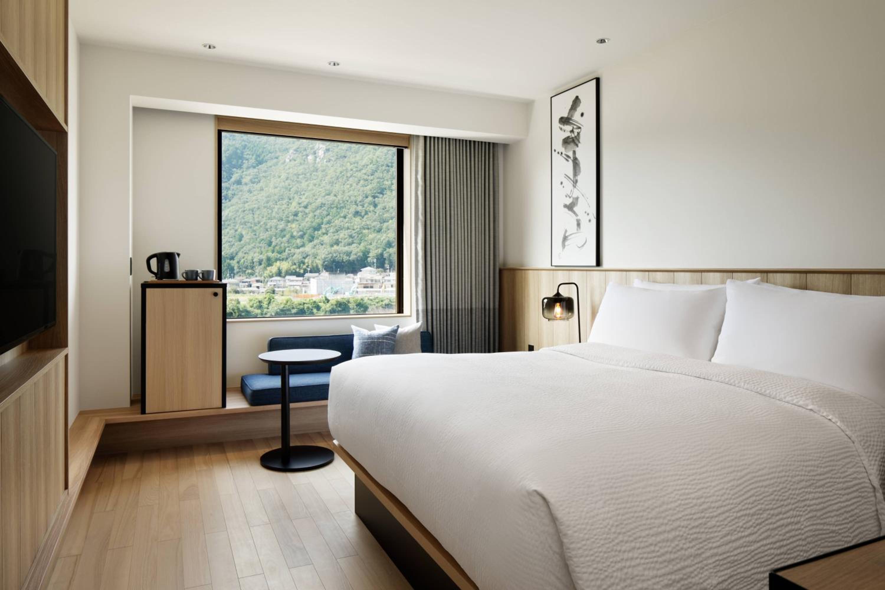 Standard  Guest Room  with  King Bed - Photo 1