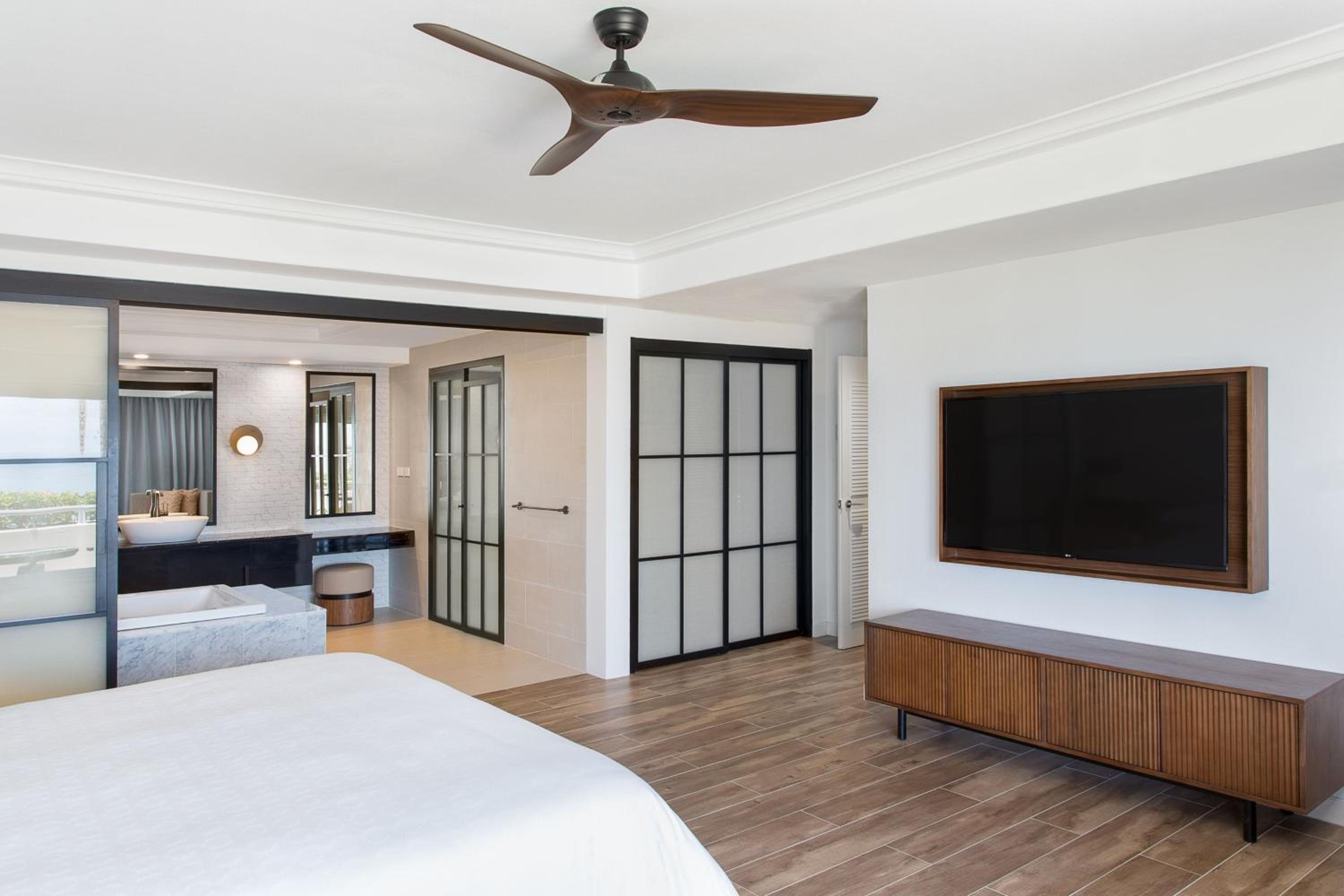 1 Bedroom Presidential Suite, 1 King, Oceanfront - Photo 5
