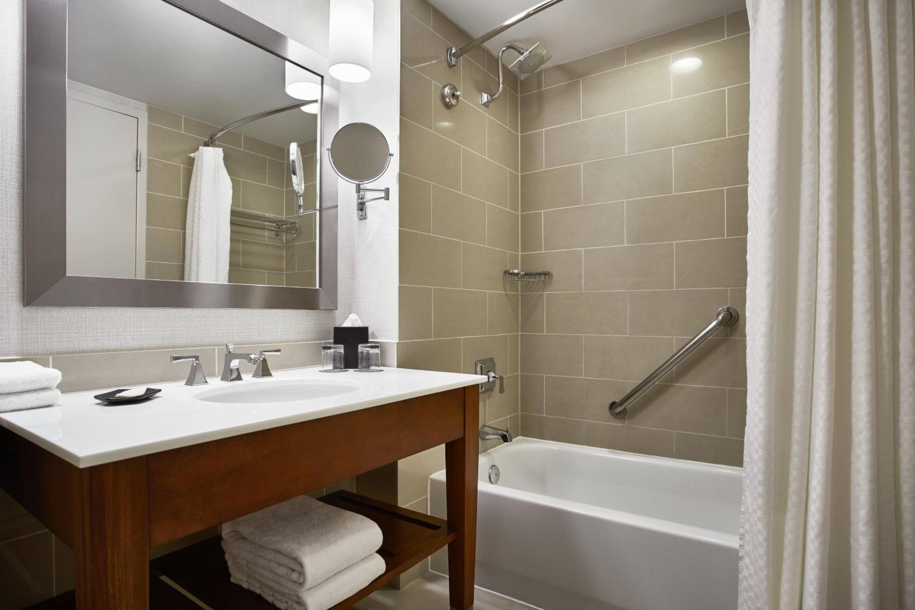 Guest Room, 1 King - Photo 4