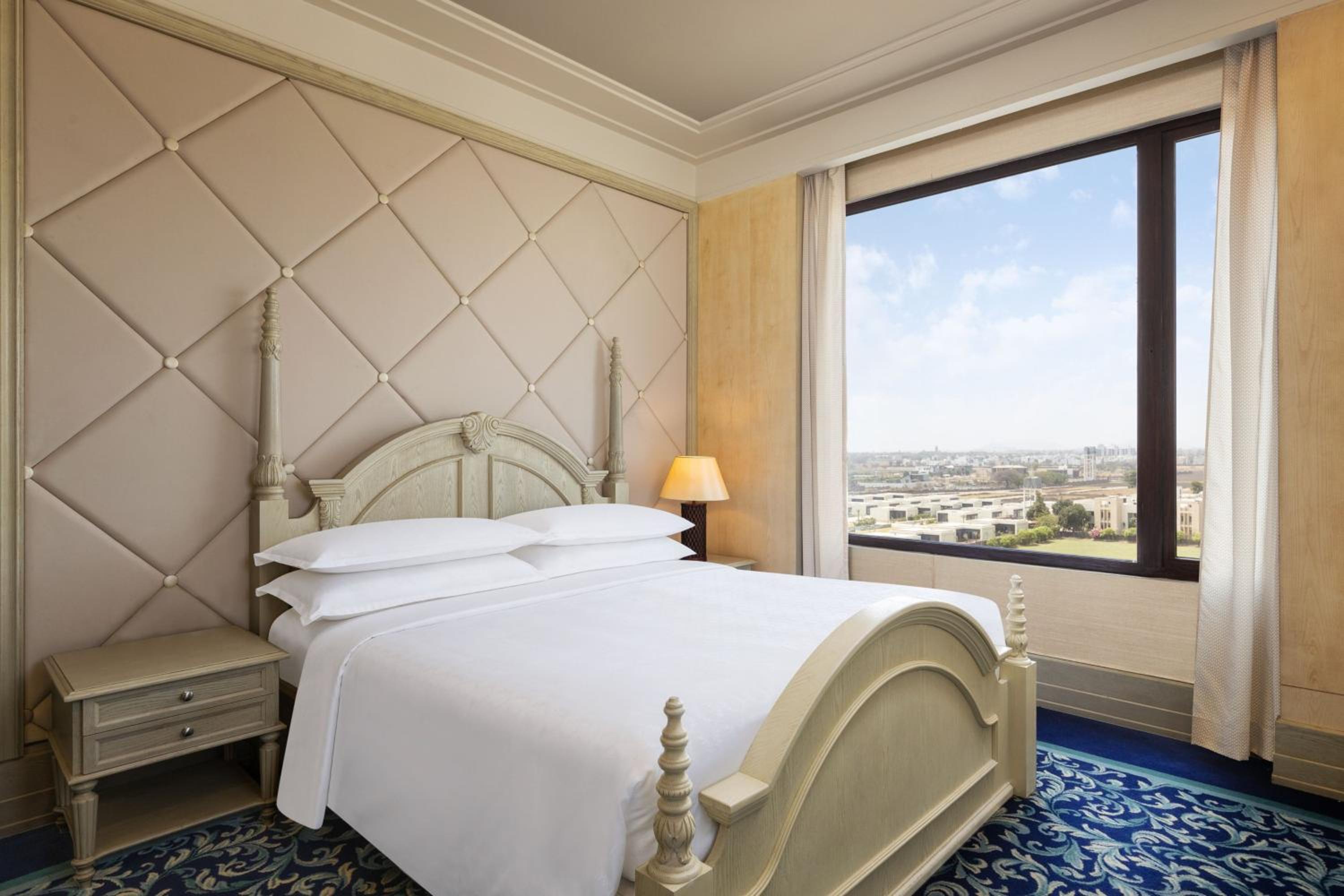 Grand Royal Suite, Suite, 1 King, Sofa bed, City view,Club Lounge Access,Complimentary Cocktails/ Non Alcoholic beverages, Sat,Sun -1800-2000 hours, Legal dry days excluded photo 3