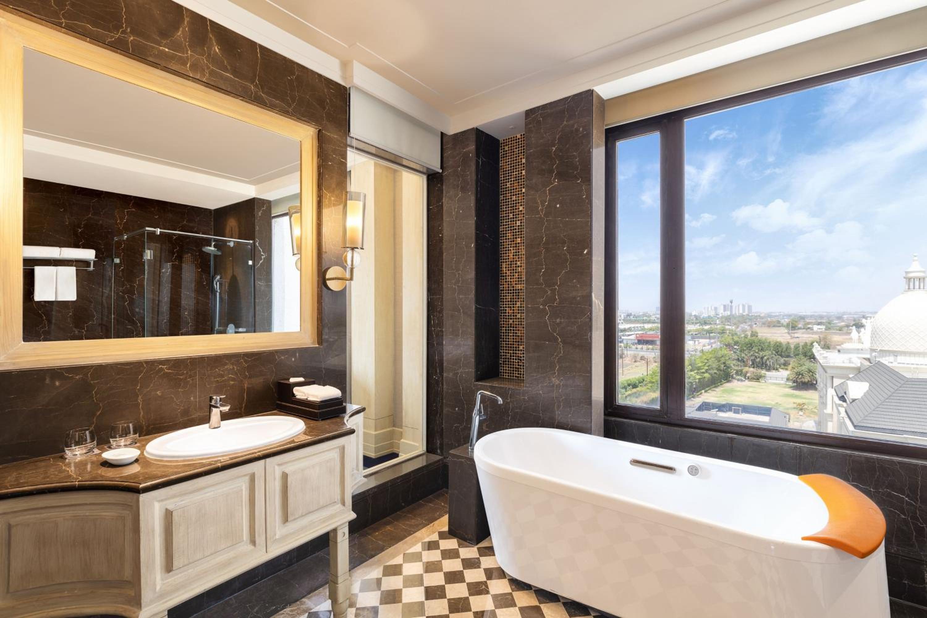 Grand Royal Suite, Suite, 1 King, Sofa bed, City view,Club Lounge Access,Complimentary Cocktails/ Non Alcoholic beverages, Sat,Sun -1800-2000 hours, Legal dry days excluded photo 2