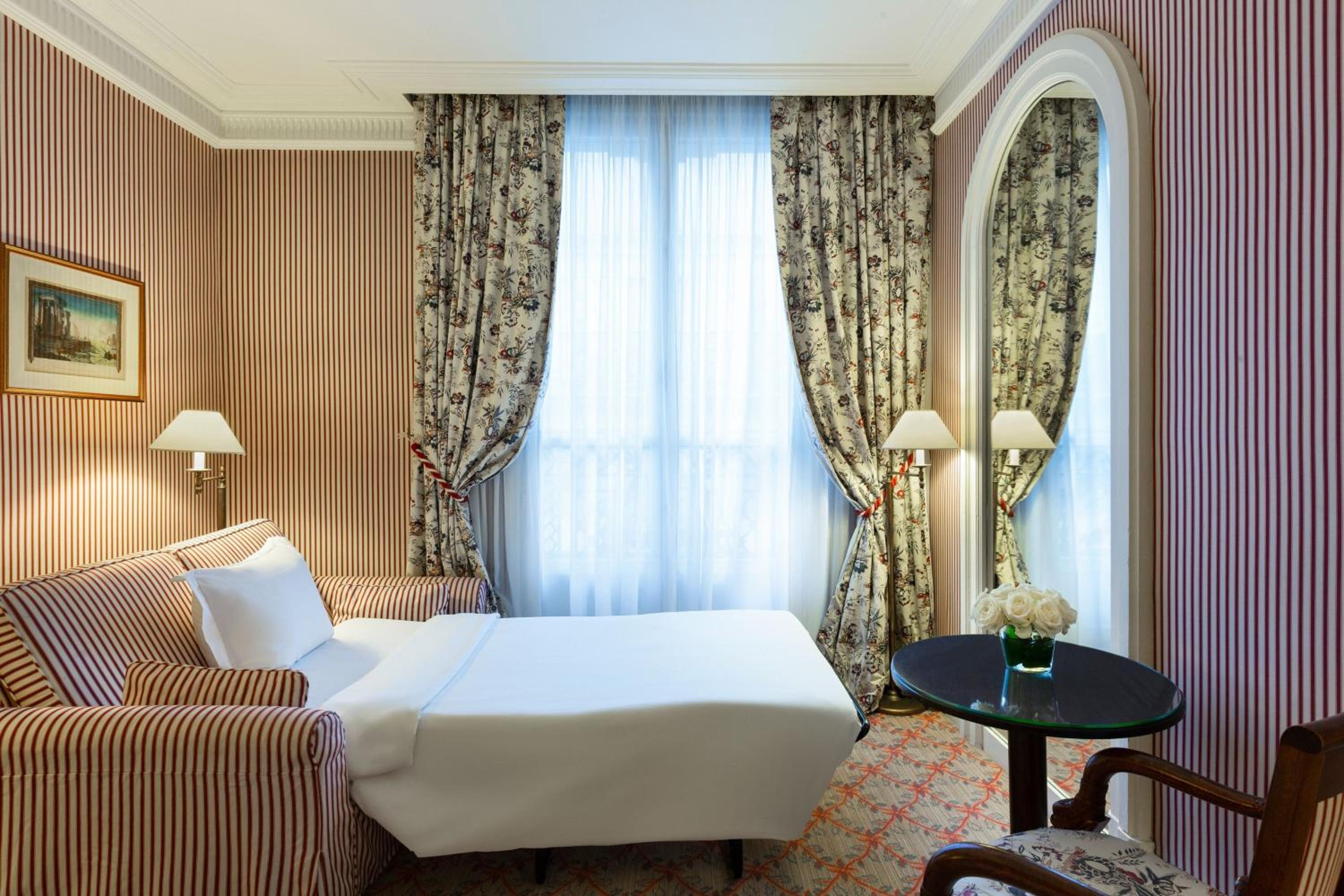 Prestige Junior King Suite with Sofa Bed photo 2