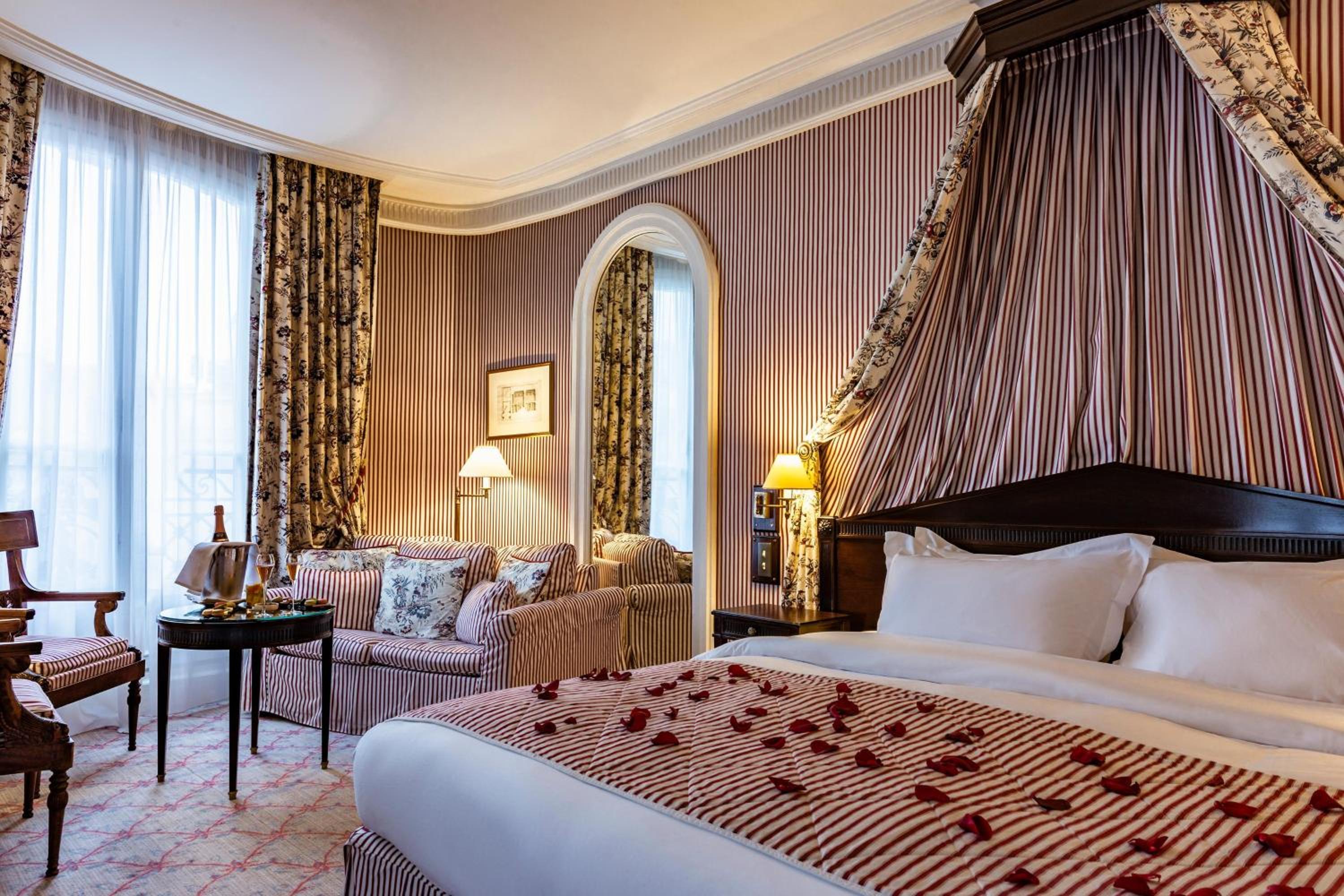 Prestige Junior King Suite with Sofa Bed photo 1