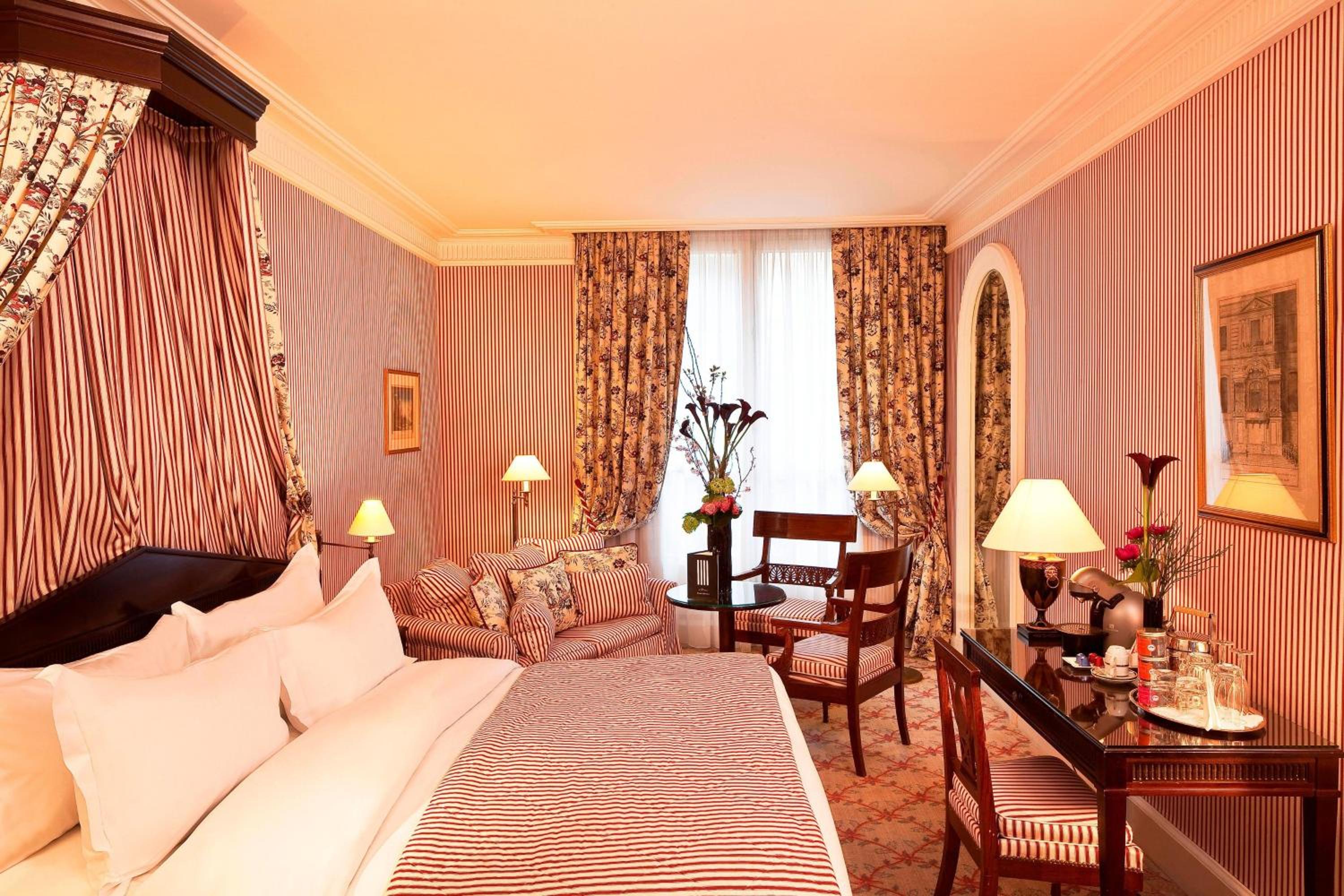 Prestige Junior King Suite with Sofa Bed photo 3