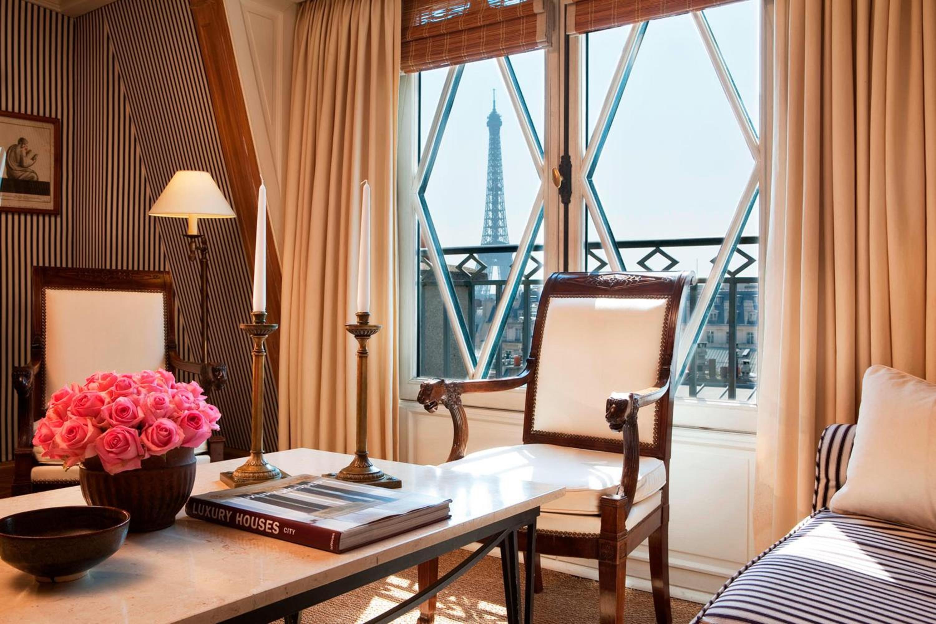 Queen Suite with Sofa Bed and Eiffel Tower View photo 2