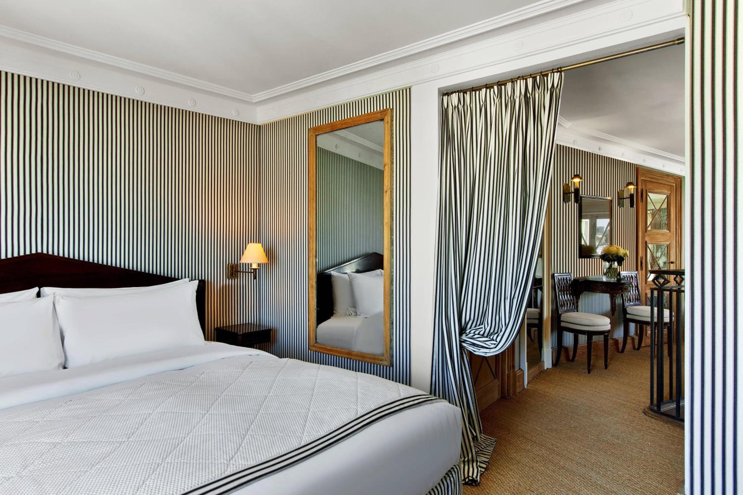 Queen Suite with Sofa Bed and Eiffel Tower View photo 1