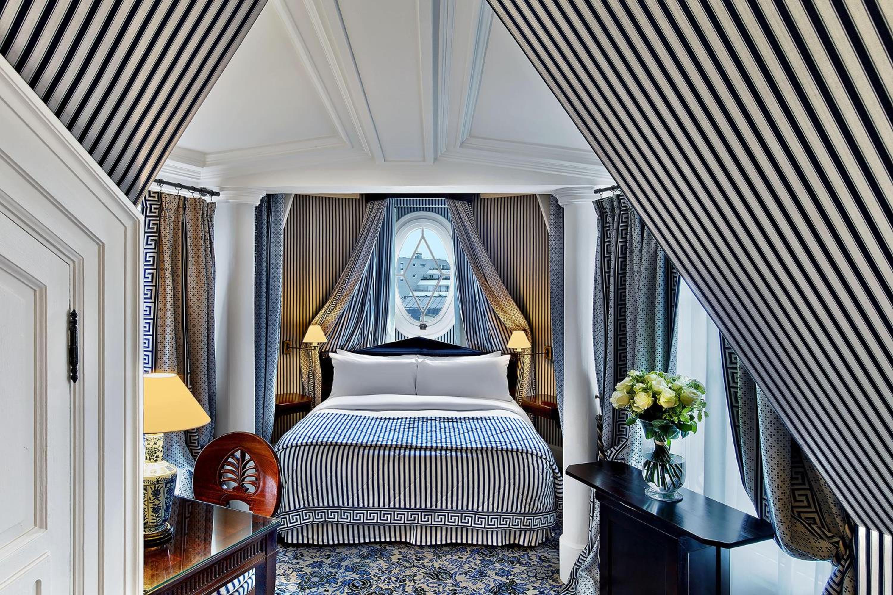 Queen Suite with Sofa Bed photo 1