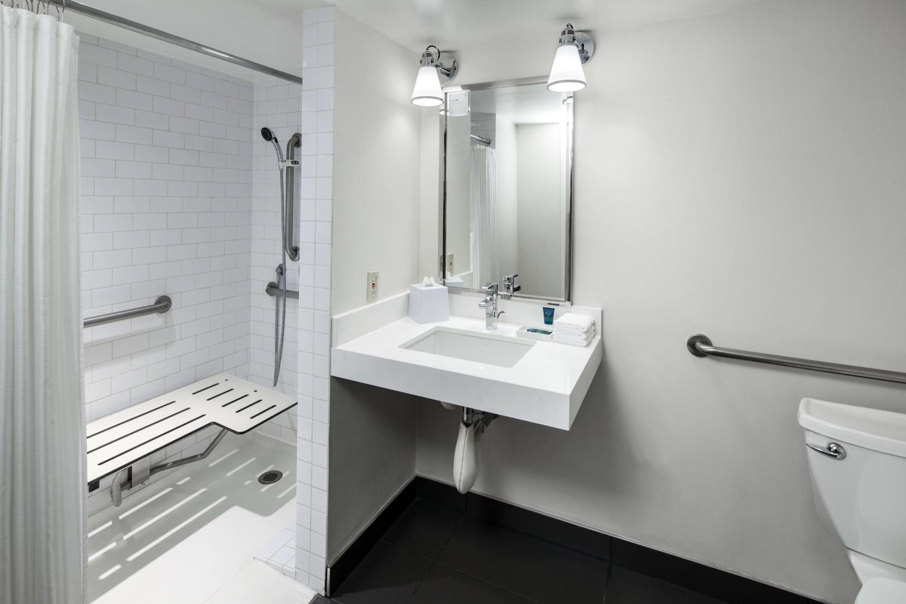 Large King Room With Roll-In Shower - Mobility Accessible photo 3