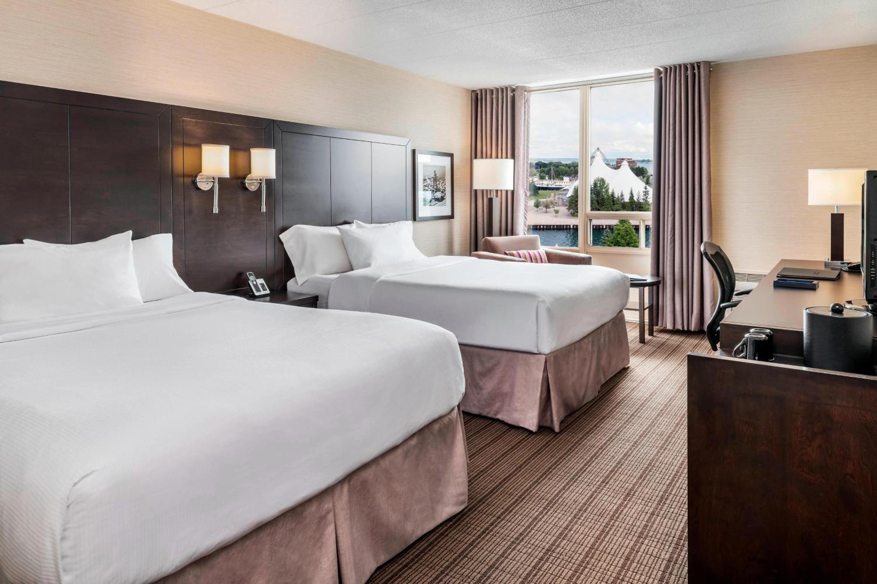Deluxe 1 Queen Bed Guestroom, Water View
