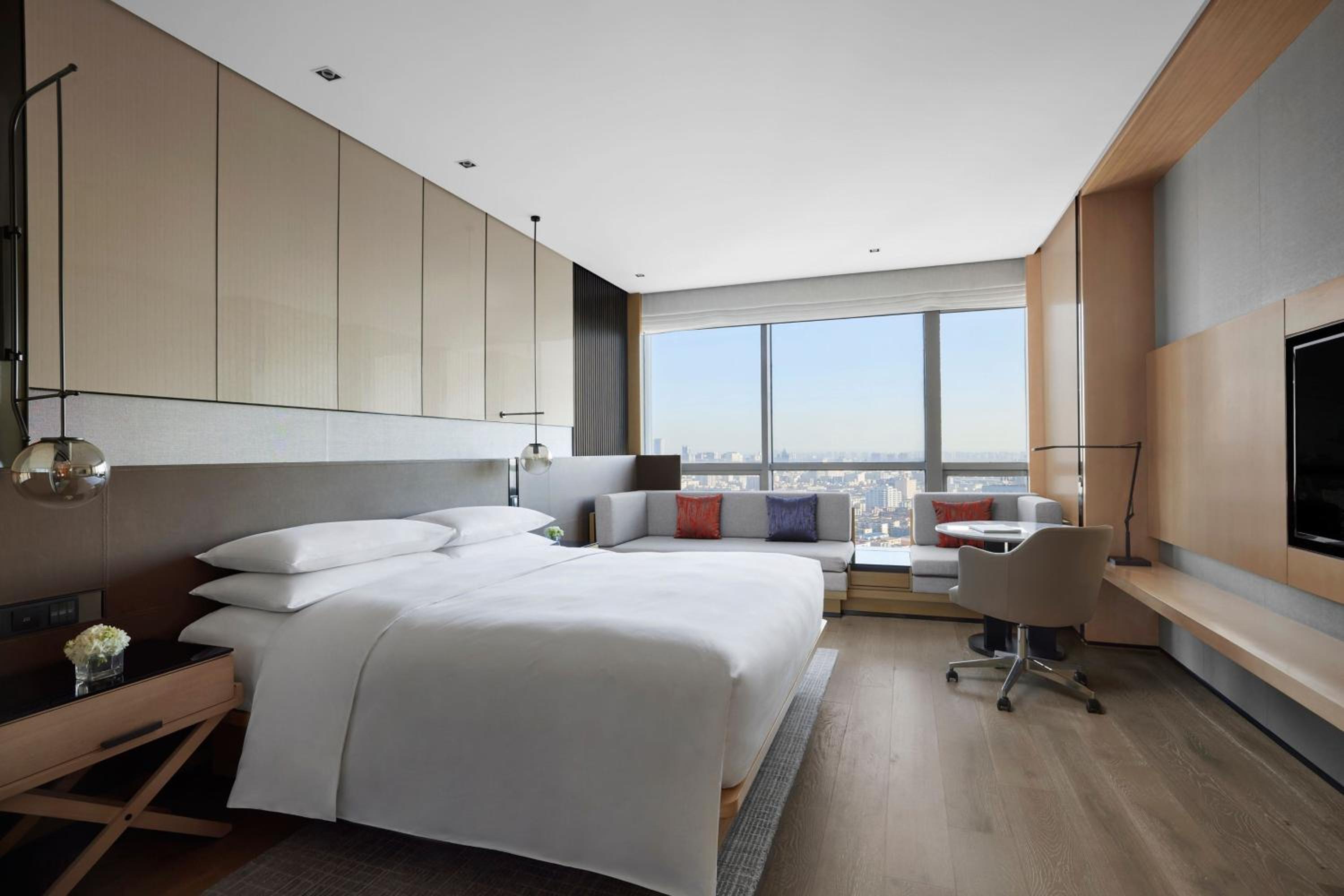 Deluxe King Room with 1 King, City view