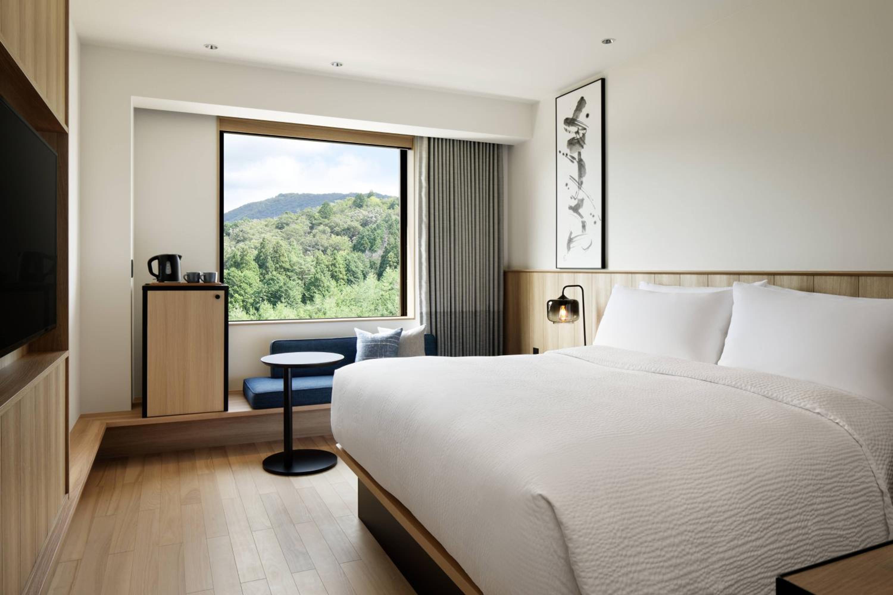 Standard  Guest Room  with  King Bed - Photo 6