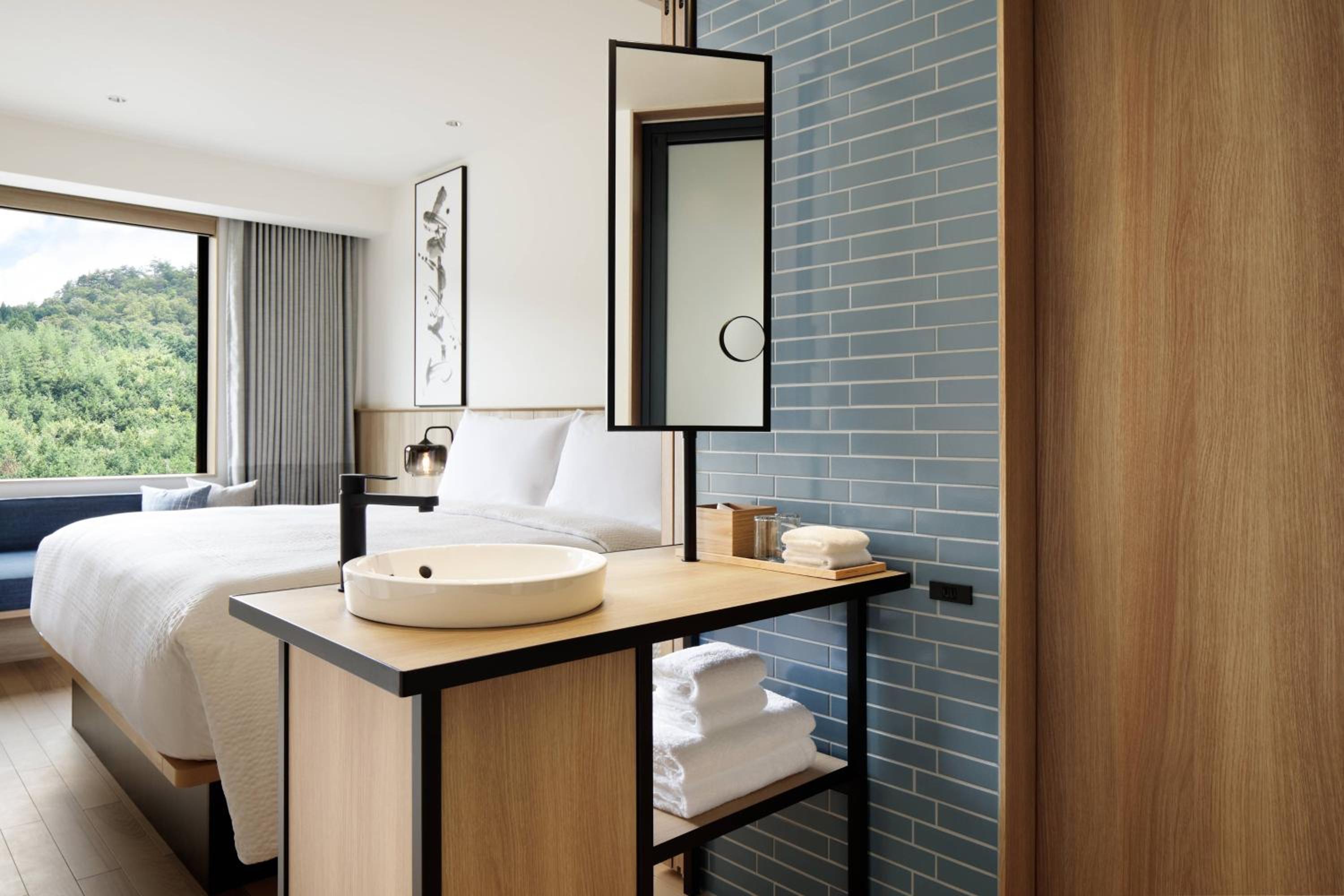 Standard  Guest Room  with  King Bed - Photo 4