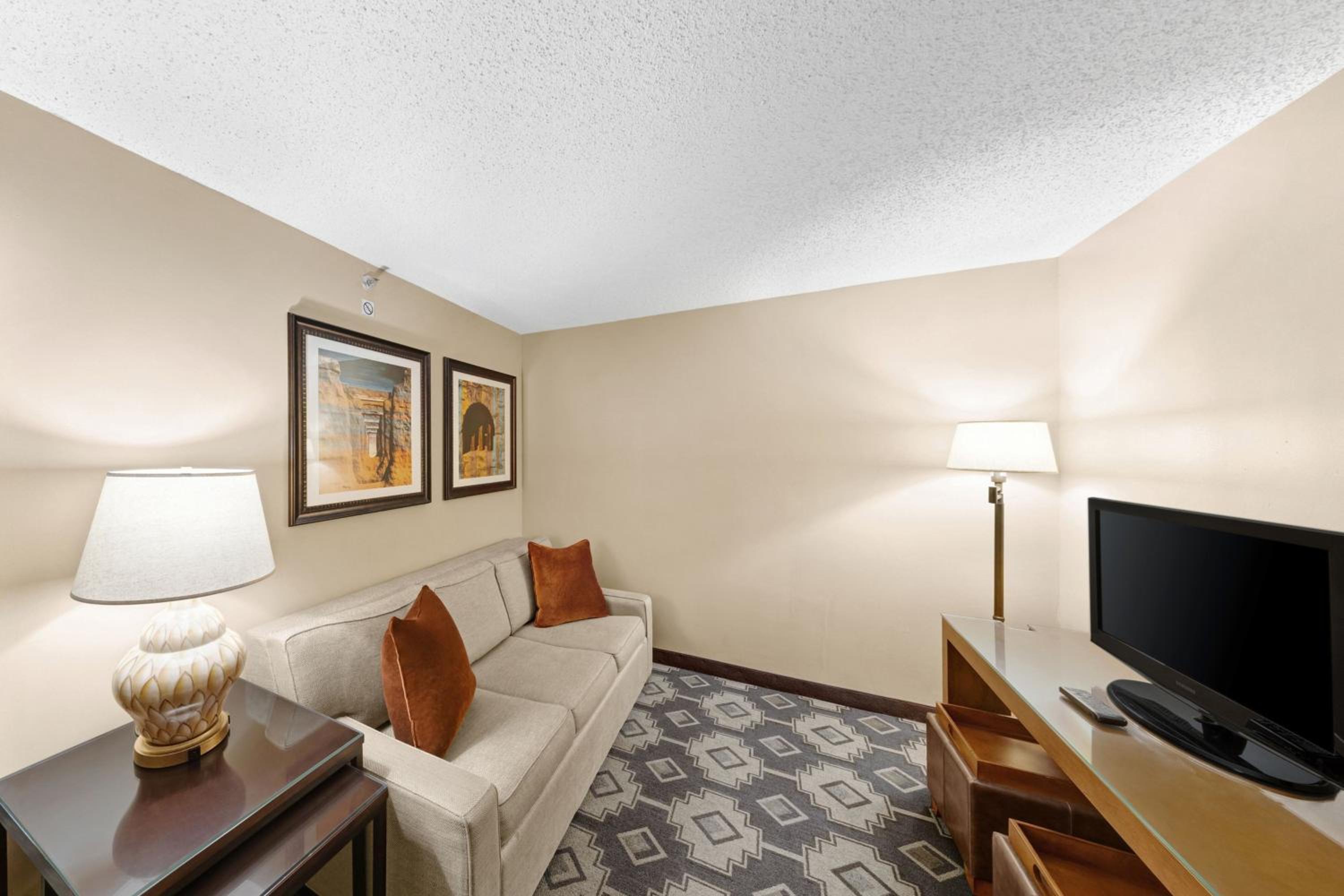 Executive King Room with Sofa Bed - Photo 2