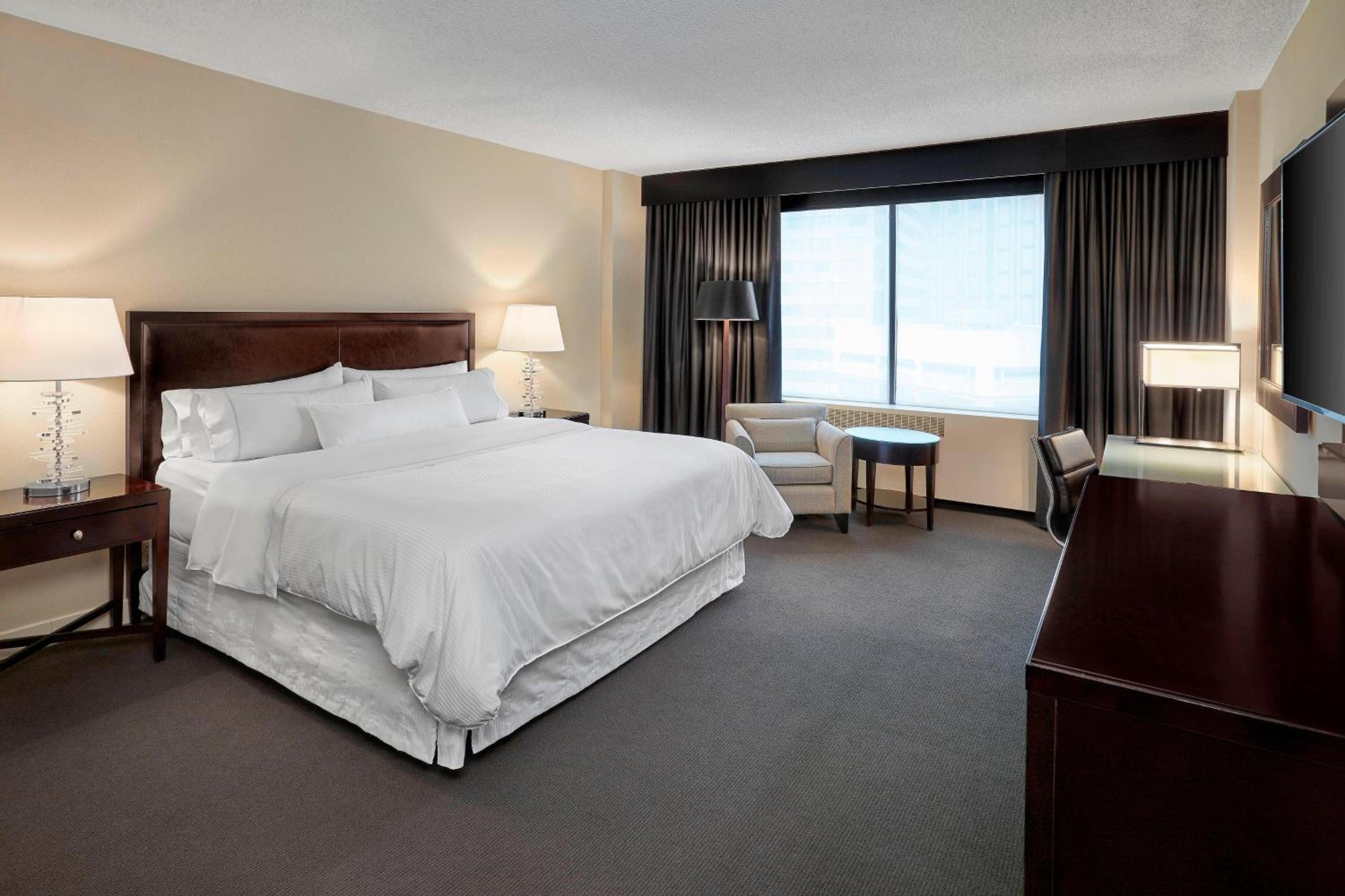 Traditional, Guest room, 1 King, City view, Main Building - Photo 1