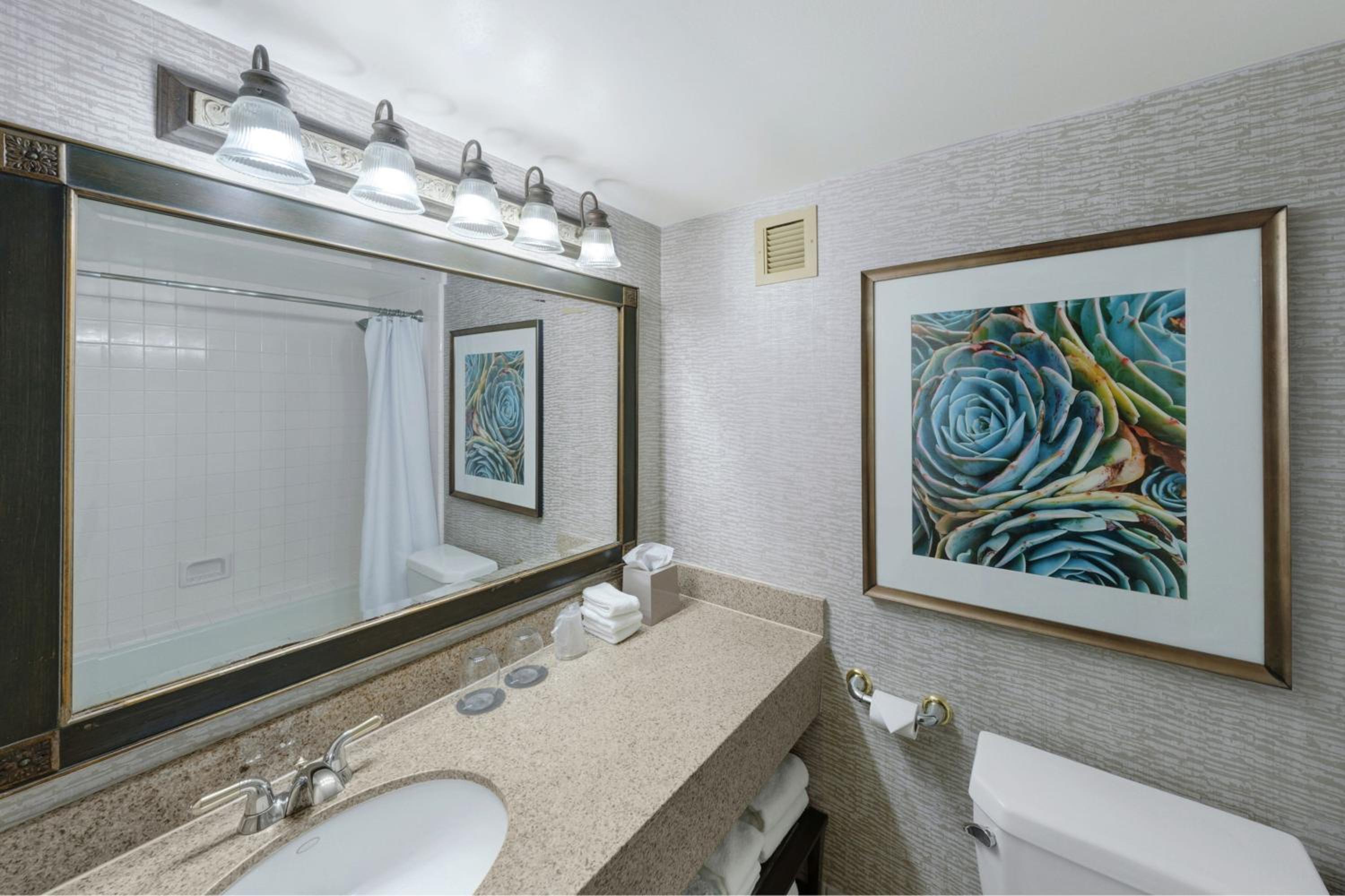 Deluxe Queen Room with Two Queen Beds - Photo 2