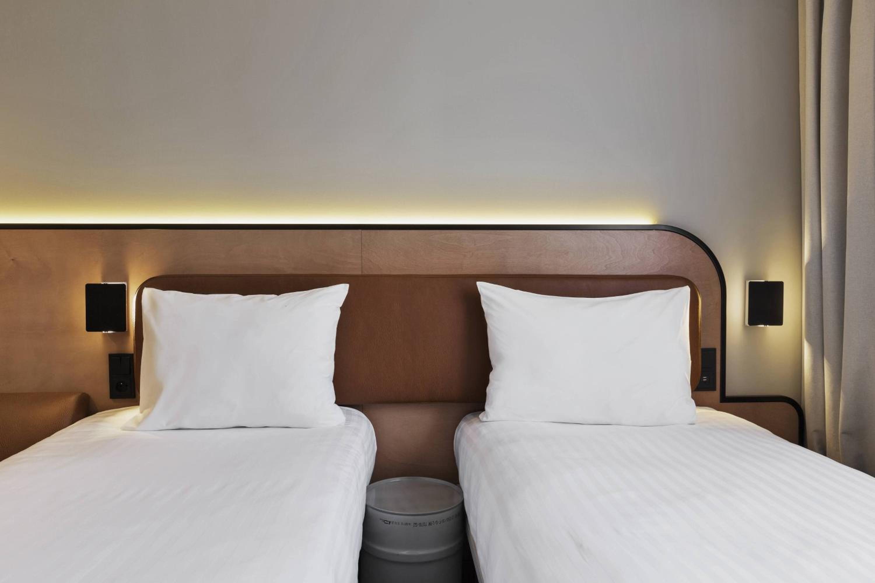 Moxy Sleeper Twin Room photo 2