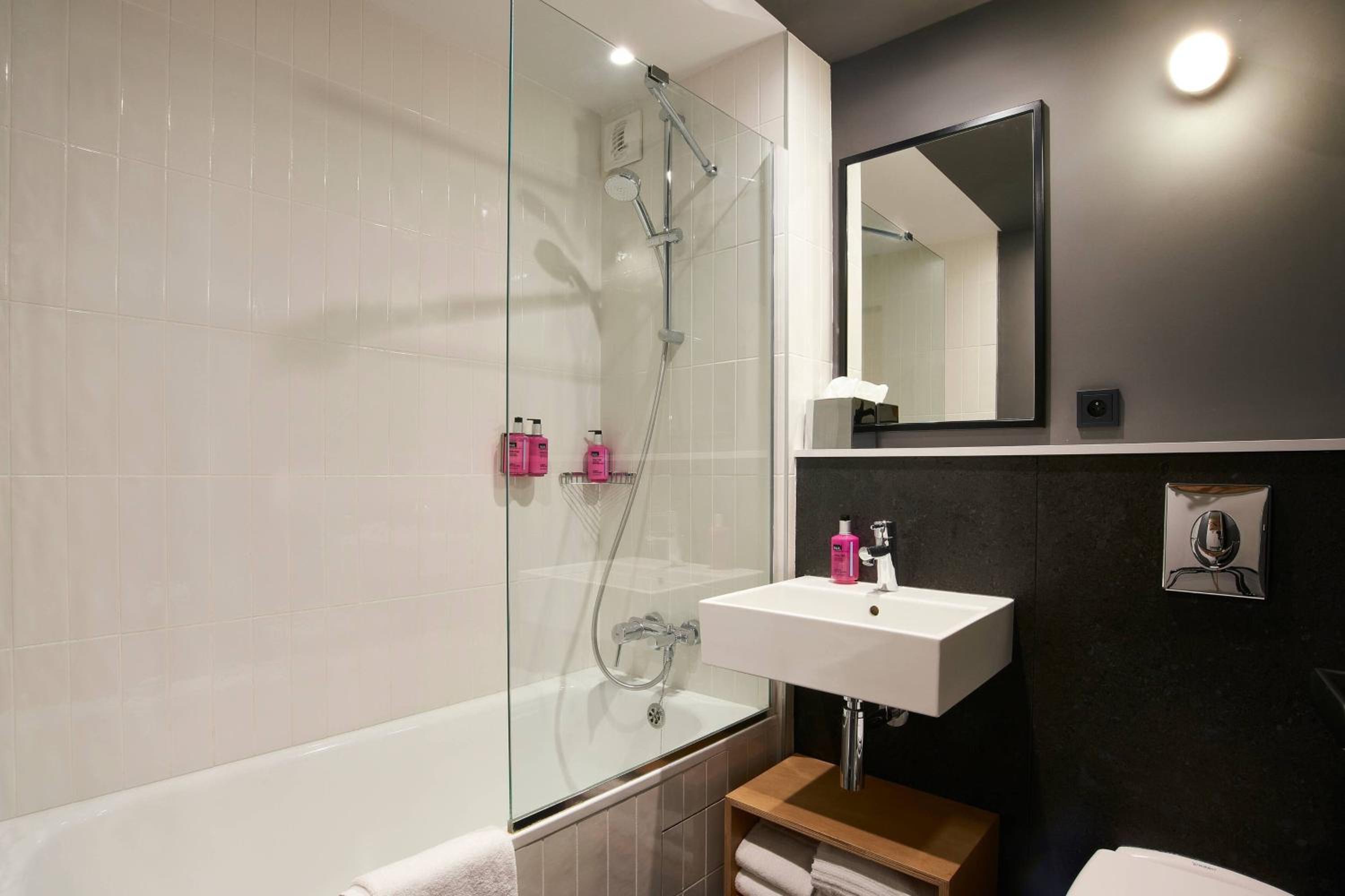 Moxy Sleeper Twin Room photo 2