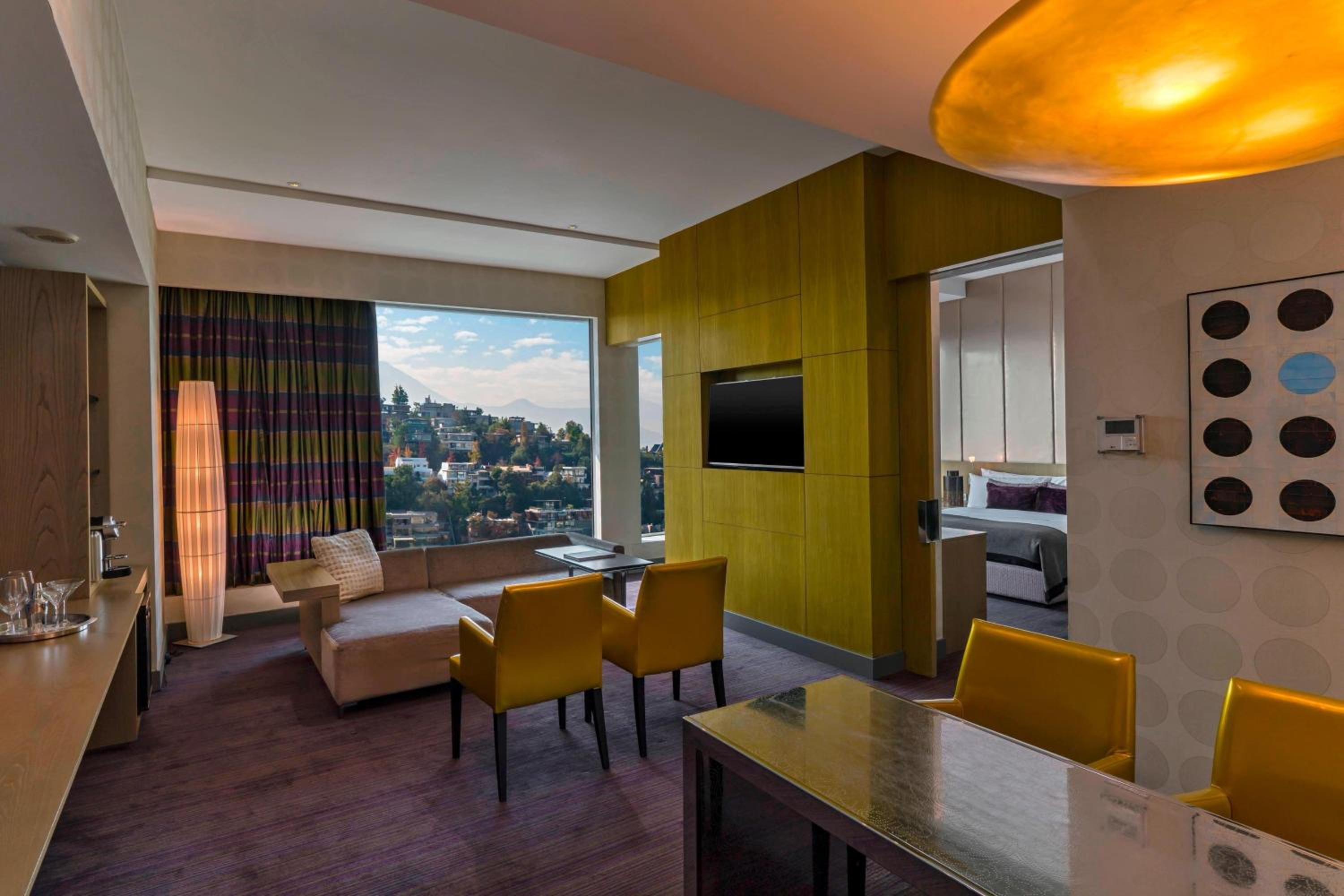 Fantastic, Suite, 1 King, City view - Photo 3