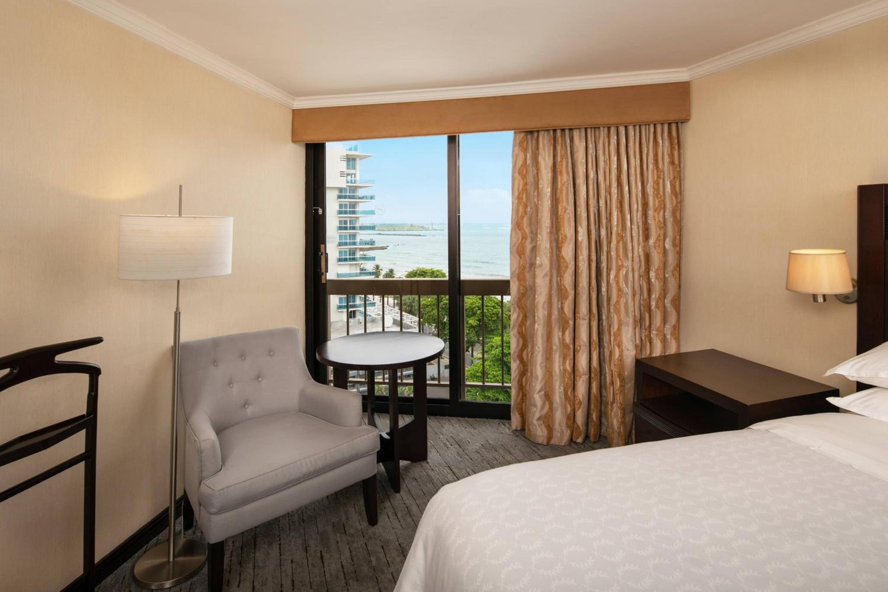 Club lounge access, Larger Guest room, 1 King, Ocean view - Photo 3