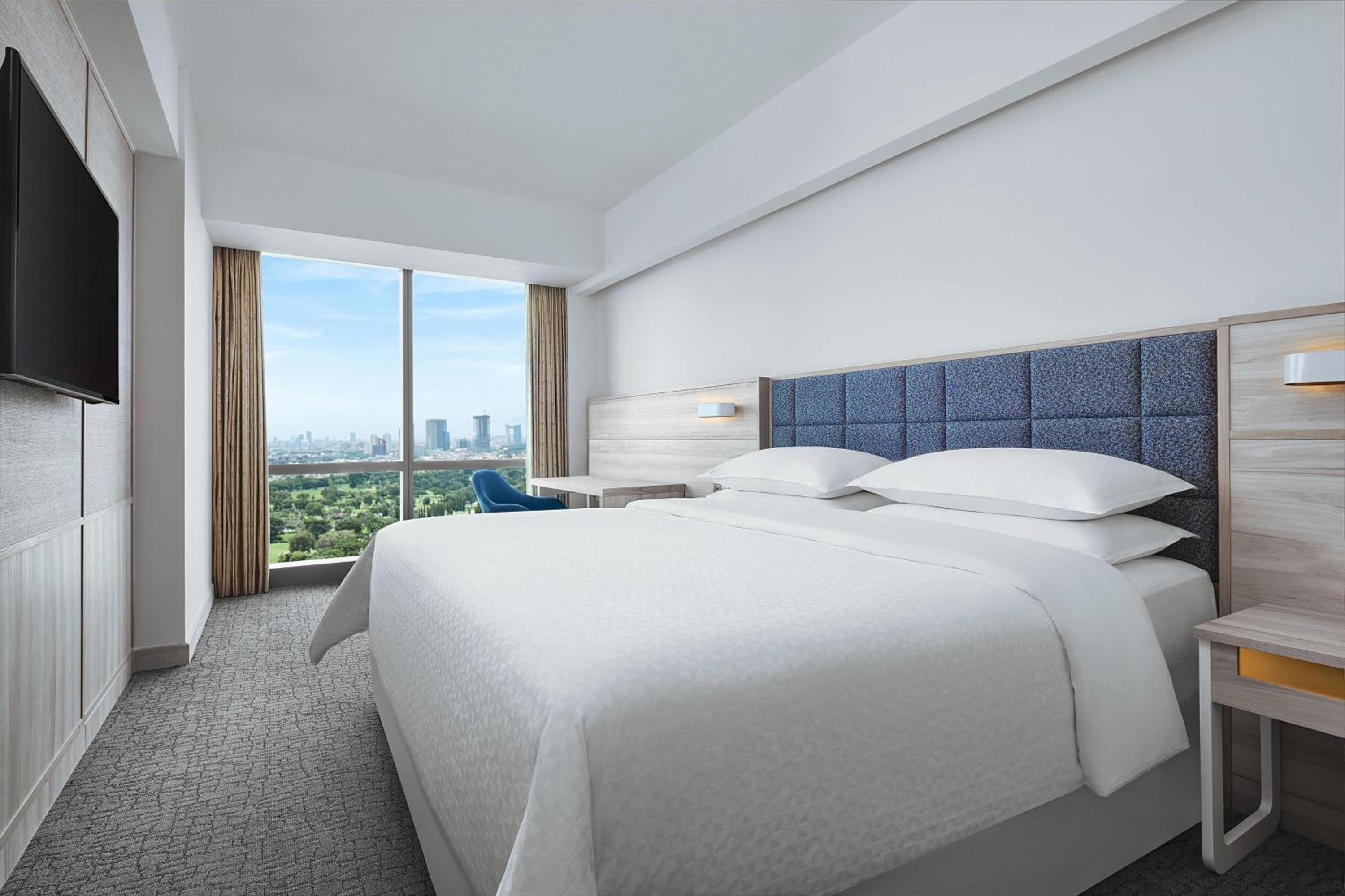 Deluxe Guest room, 1 King - Photo 1