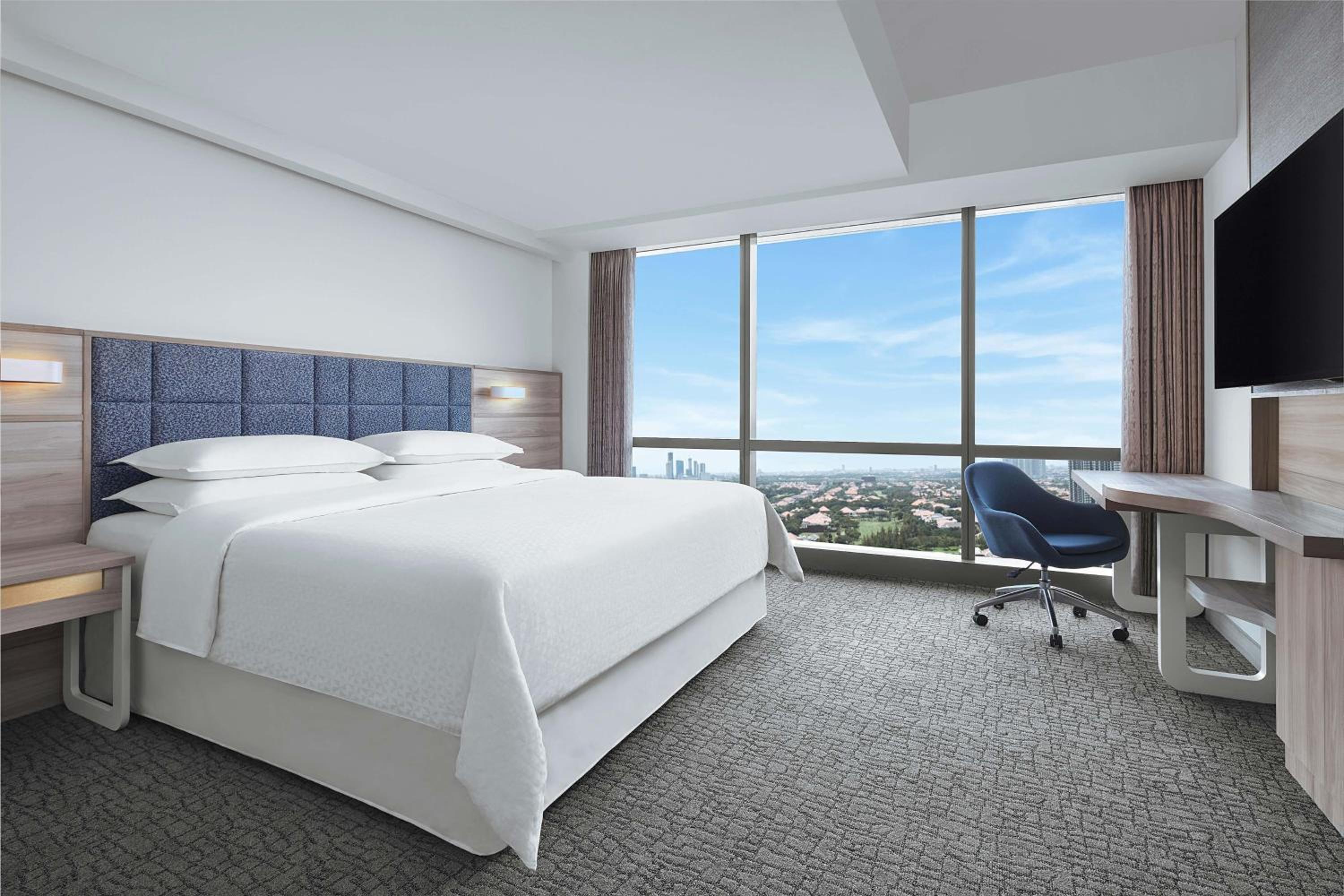 Premium Deluxe, Guest room, 1 King - Photo 1