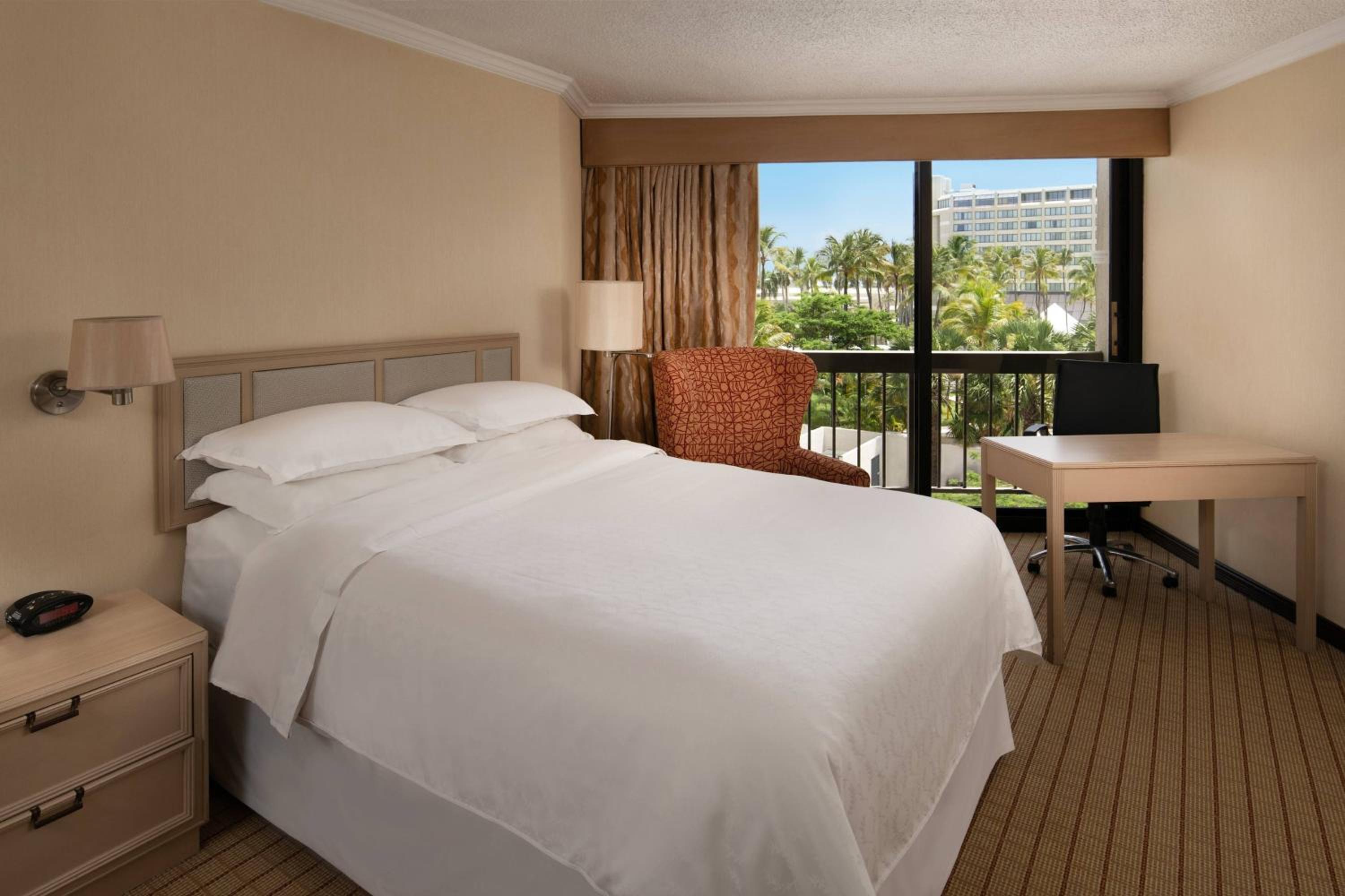 Smaller Guest room, 1 Queen, No view, Low floor - Photo 2