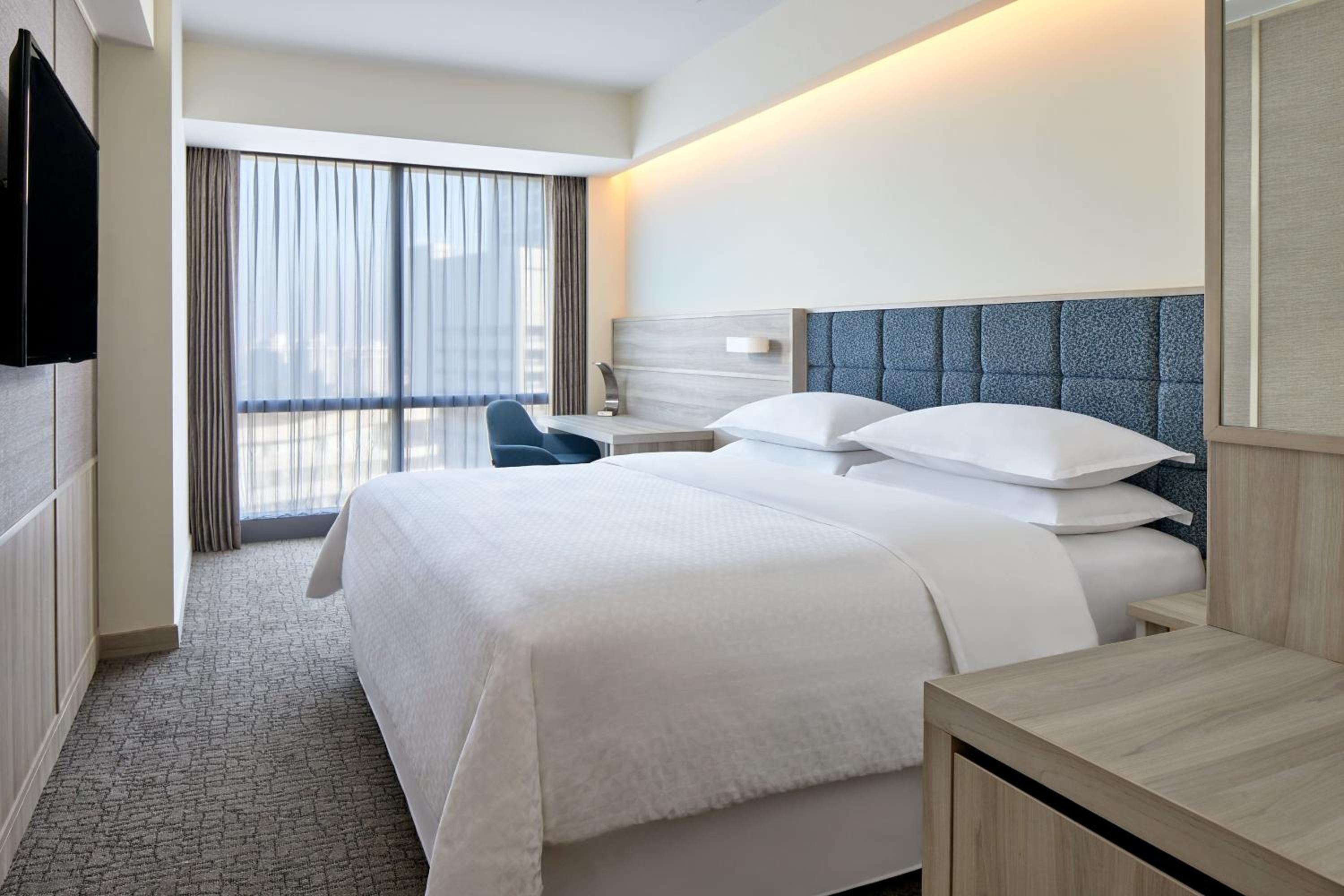 Deluxe Guest room, 1 King - Photo 5