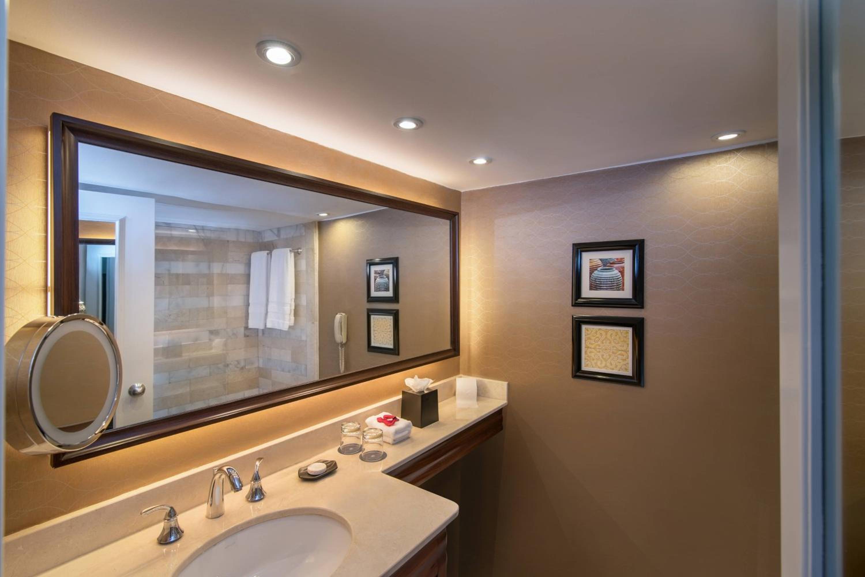 Club lounge access, 1 Bedroom Junior Suite, 1 King, Balcony - Photo 2