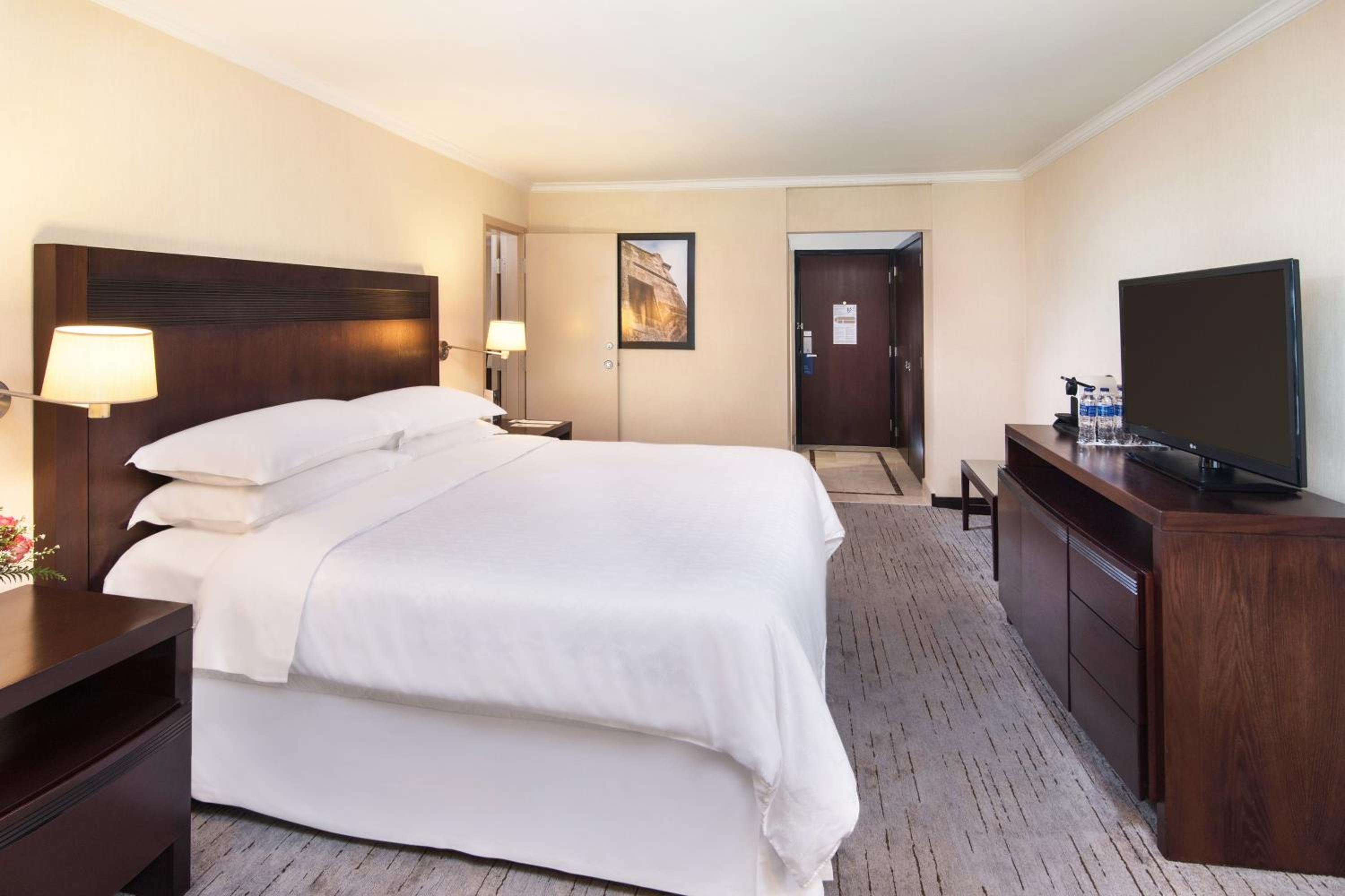 Larger Guest room, 1 King, Partial ocean view - Photo 2