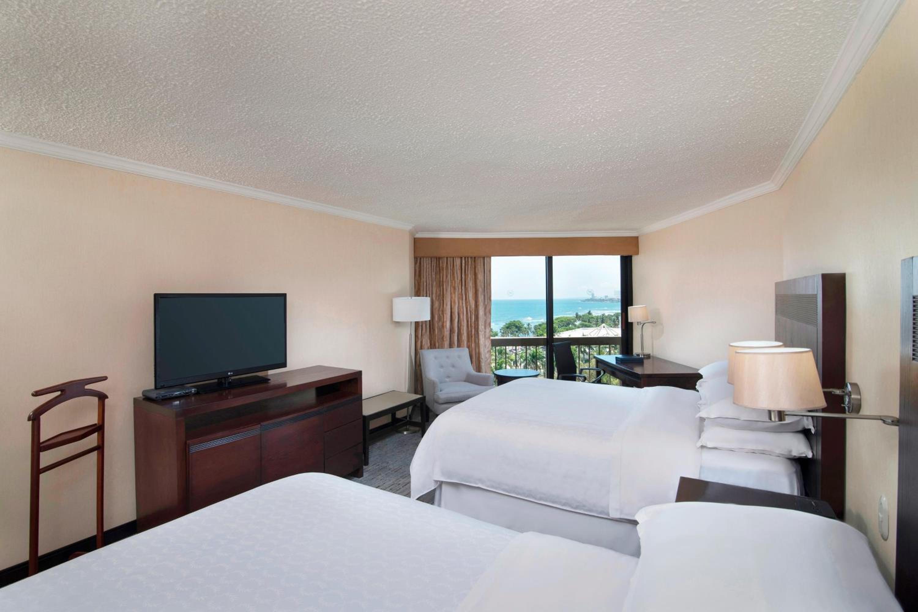 Club lounge access, Guest room, 2 Queen, Ocean view - Photo 1