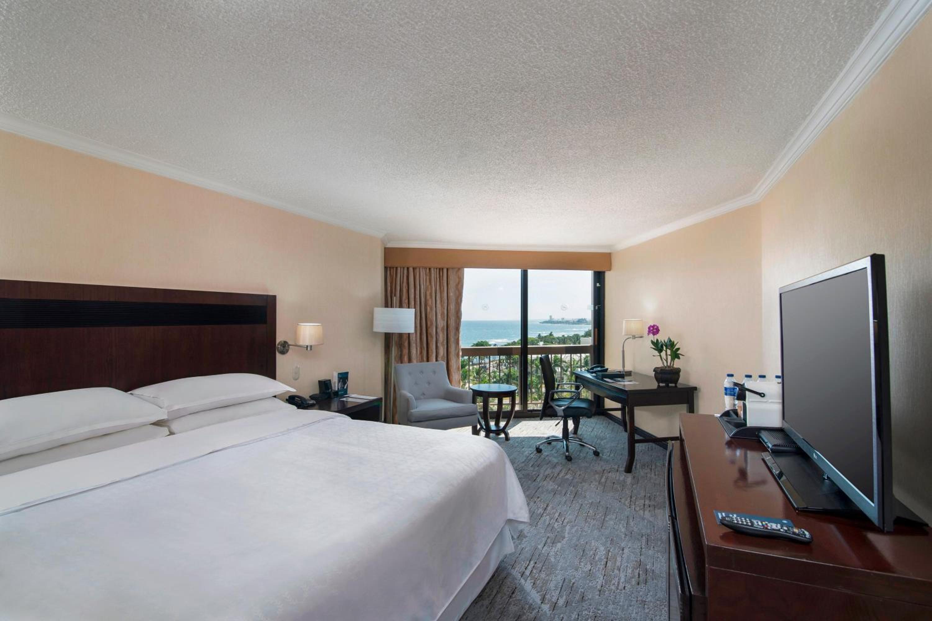 Club lounge access, Larger Guest room, 1 King, Ocean view - Photo 6