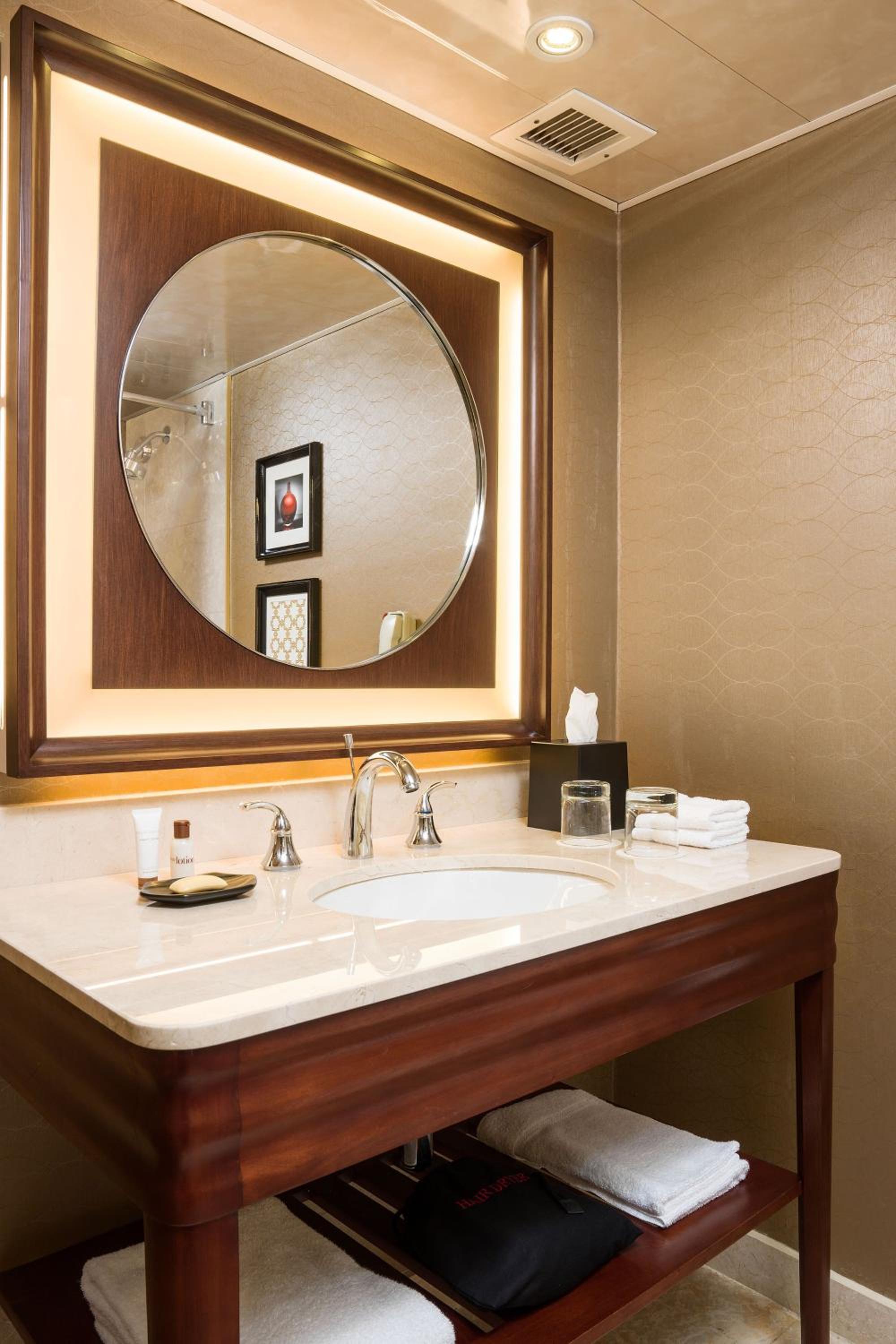 Smaller Guest room, 1 Queen, No view, Low floor - Photo 3