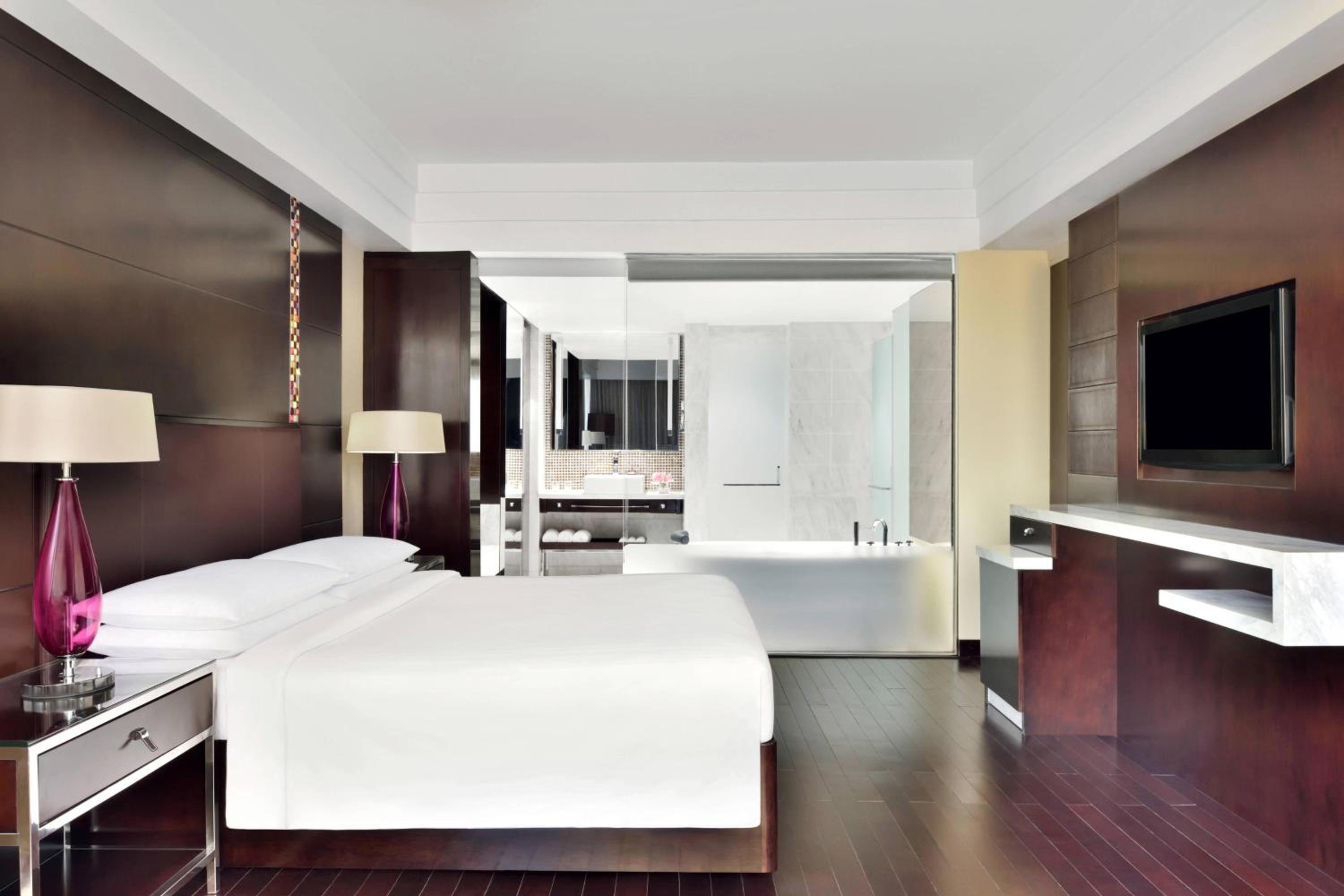 Suite, Bath Tub, Cocktail Hours at Lounge18(IMFL)(6PM-8PM), 1 complimentary minibar (soft beverages), 2way airport transfer, INR1000 hotel Credit per stay on spa/food/soft beverages(non-cumulative), B1G1 on select beers at Lounge18(4PM-6PM) - Photo 1
